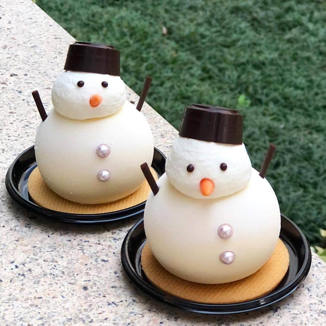 4meee!さんのインスタグラム写真 - (4meee!Instagram)「＼雪だるまのケーキが可愛すぎる⛄！／﻿ ﻿ ﻿ 女性に大人気の、高級感のある宝塚ホテル♡﻿ ﻿ そんなホテルのホテルショップ「アルモニー」や、ホテル内のラウンジ「ルネサンス」で食べられるのが雪だるまのケーキ⛄﻿ ﻿ ショーケースに並んでいる姿が可愛いすぎてケーキをテイクアウト⛄️する人も多いんだとか﻿ ﻿ 季節の限定者なので、行くときには注意していくのがおすすめ。﻿ ﻿ お泊まりついでにラウンジを楽しむのもいいかも♡﻿ ﻿ ﻿ ﻿ ﻿ ﻿ Thankyou🎀﻿ ﻿ @dontmok ﻿﻿ 流行りのアイテでムやスポットには　@4meee_com をタグ付けして投稿してください🎀﻿﻿ .﻿ #4MEEE#フォーミー#アラサー女子#女子力向上委員会﻿﻿﻿ #宝塚ホテル#兵庫カフェ﻿ #宝塚カフェ﻿#アルモニー#ラウンジ#ホテルラウンジ#ホテルカフェ#ホテルカフェラウンジ #ホテルデート#季節限定#ショーケース#ケーキ#スイーツ#アフターサービス#アフタヌーンティー#afternoontea」12月4日 18時25分 - 4meee_com