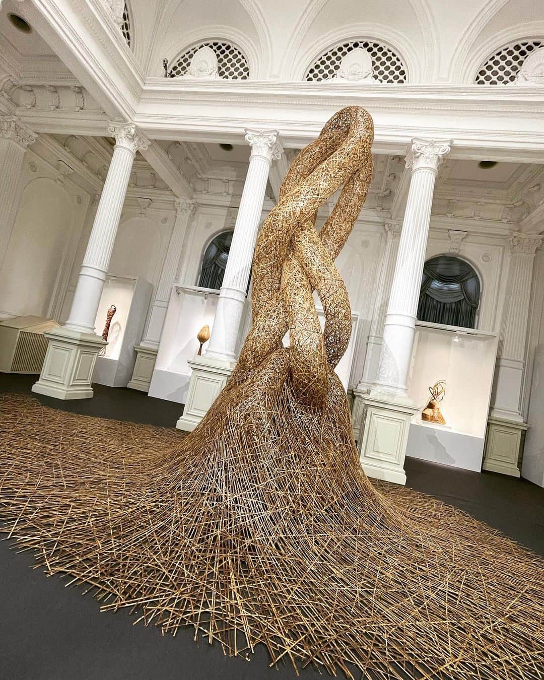 和田美枝のインスタグラム：「artkyoto2020  東洋陶磁美術館で見そこねた田辺竹雲斎さんの高知にしかない竹虎を編んでの作品を目の前で見れて感動！！  光に照らされてできる影もいいんですよ〜ってお弟子さんが教えて下さいました。  展示が終わると、崩して、また会場が変わると編まれる竹たち。 同じ物はない作品。 曲線の部分、美しく、優しく、まるで生きてるみたいだった。  ご本人にもお会いでき、お話できて、ありがたいお時間でした🙏  #artKYOTO2020 #京都国立博物館 #竹細工 #田辺竹雲斎　さん」