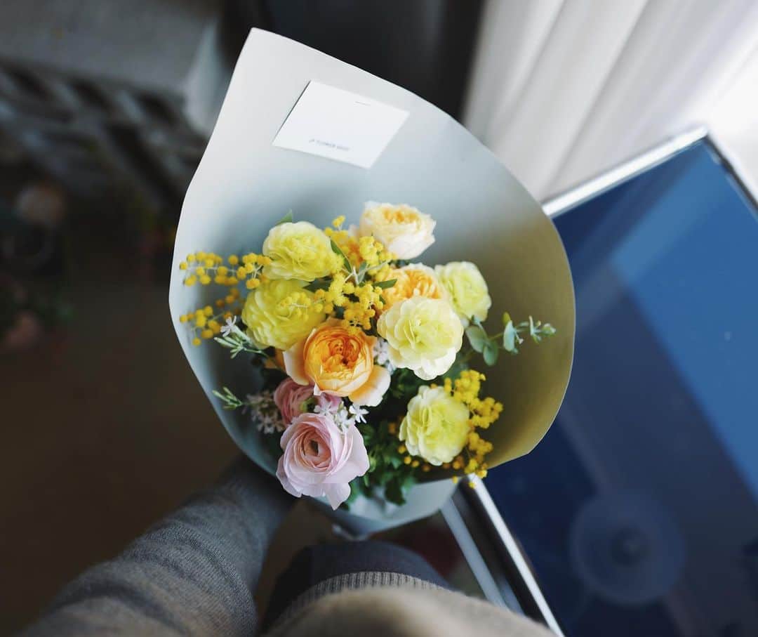 JF flower Shopさんのインスタグラム写真 - (JF flower ShopInstagram)「겨울 꽃 🐥  Jf flower shop  . . . .#2020jfflowershop #jfflowershop #flower #florist #floral #flowerlesson #koreanflorist #flowerstagram  #koreanflower  #웨딩부케 #플로리스트 #플로리스트수업 #플라워레슨#핸드타이드  #범계플라워레슨 #안양웨딩 #플라워레슨 #꽃꽂이수업 #안양꽃집 #범계꽃집 #평촌꽃집 #과천꽃집 #인덕원꽃집 #동편마을꽃집 #포일동꽃집 #내손동꽃집  #의왕꽃집 #花#花艺设计」12月4日 18時26分 - jfflowershop