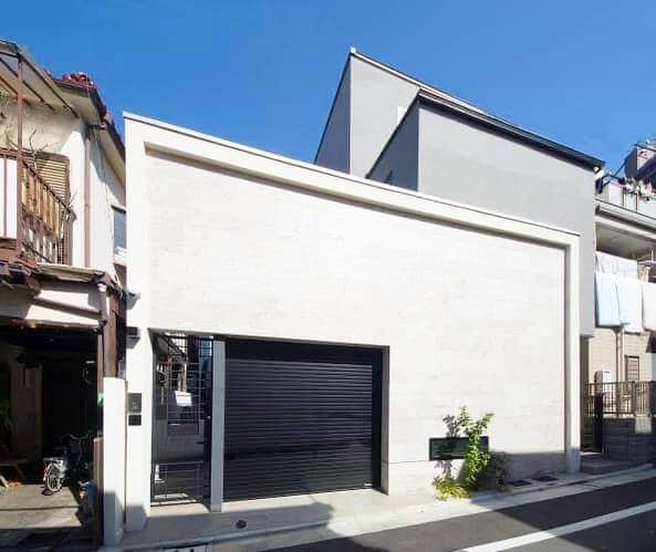 feve casaのインスタグラム：「【住宅事例】 都心の住宅街に建つ二世帯住宅。２階のL D K には室内と一体的につながる大きなバルコニーや天窓、大きな開口を持つバスルームや天窓のある洗面室など、邸宅内の隅々に光が届く仕掛けを施しました。一年を通じて明るく快適に過ごすことができる開放的な住まいです。 @feve_casa のプロフィールからウェブサイトへどうぞ。詳しく紹介しています。  #家づくり #二世帯住宅 #注文住宅  設計：深澤彰司/株式会社テラジマアーキテクツ」