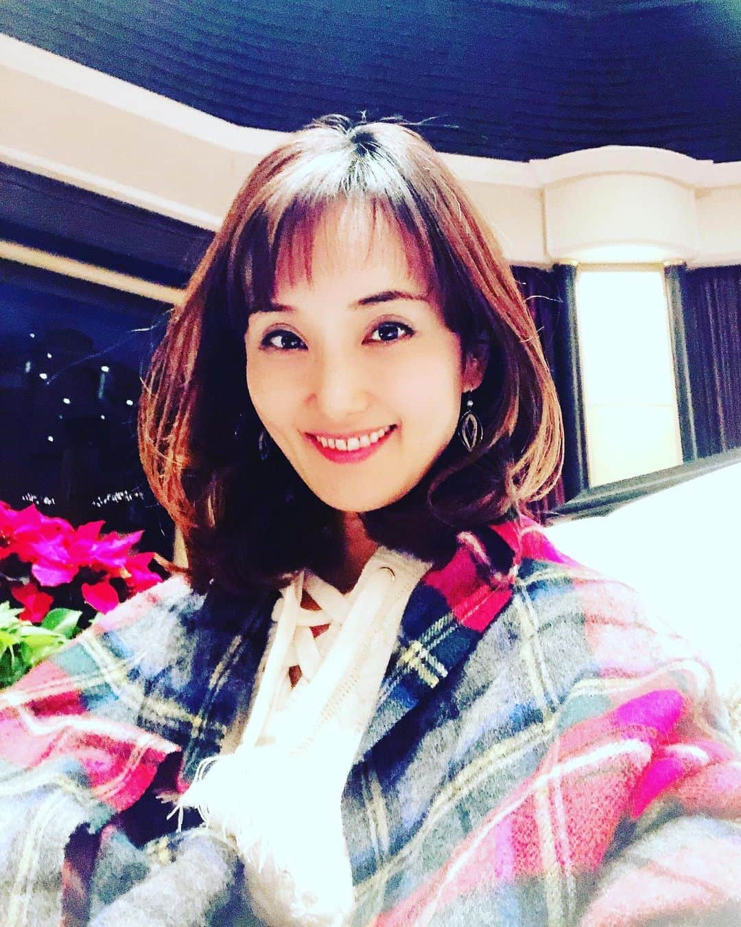 南城ひかりさんのインスタグラム写真 - (南城ひかりInstagram)「治療のあと…😆😆😆 です。  腰が痛くなりまして… 全然大したことないのですが 治療のあとは おばあさんみたいに歩けない。笑！  でも、暫くすると、 スルスル〜っと良くなるの‼️ もはや魔法のよう🧙‍♀️🪄✨✨  一見悪いことのように思われても それによって 根本的な問題…や、 大きな問題が解決するために 起こっていたりします！  すべては、 さいこーっの世界になるために 起こってるだけ💝  私の体もほんと 大したことないのですが、 長年の腰痛…😅🤣笑 がこれをきっかけに治ると思ってます！！  体が本来のパワーを取り戻すほど、 その人の力は どんどん発揮されます🪄✨✨  だから、 体もとーっても大切ですし もし何かトラブルや 問題のようなことを感じていても それは、 これからさらに、 ぐわ〜〜っと！ 良くなるために起こってます🪄✨✨✨  すべては、 さいこーっの世界になるため💓 スルスル〜っと上手くいきます✨  #問題は解決される #スルスル　#上手くいく 4枚目の写真はおまけ😁笑。 #ブログ更新しました✨  ＝＝＝＝＝＝＝＝＝＝＝＝＝＝＝＝＝＝＝＝ 〜あなたの世界が愛で溢れ出します〜 ◇ブログ http://ameblo.jp/beauty-life-salon-mignon/  ◇お仕事のご依頼/お問い合わせ https://ssl.form-mailer.jp/fms/b8824119555045  ＝＝＝＝＝＝＝＝＝＝＝＝＝＝＝＝＝＝＝＝ #愛してる　#愛活　#愛　#幸運　#強運  #夢は具現化する #元タカラジェンヌ　#宝塚歌劇団　#思考は現実化する　#人生は変わる #幸せになる　#スピリチュアル　#夢は叶う　#自己啓発　#happy #希望  #セミナー　#自分ビジネス　#起業　#起業女子」12月4日 18時28分 - hikariminashiro