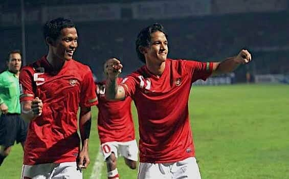 イルファン・バフディムのインスタグラム：「Exactly 10 years ago! 🇮🇩 Who remembers the opponent and the score? #teamBachdim  #AFFSuzukiCup2010 #PhotoQualityBackInTheDays 🙈」