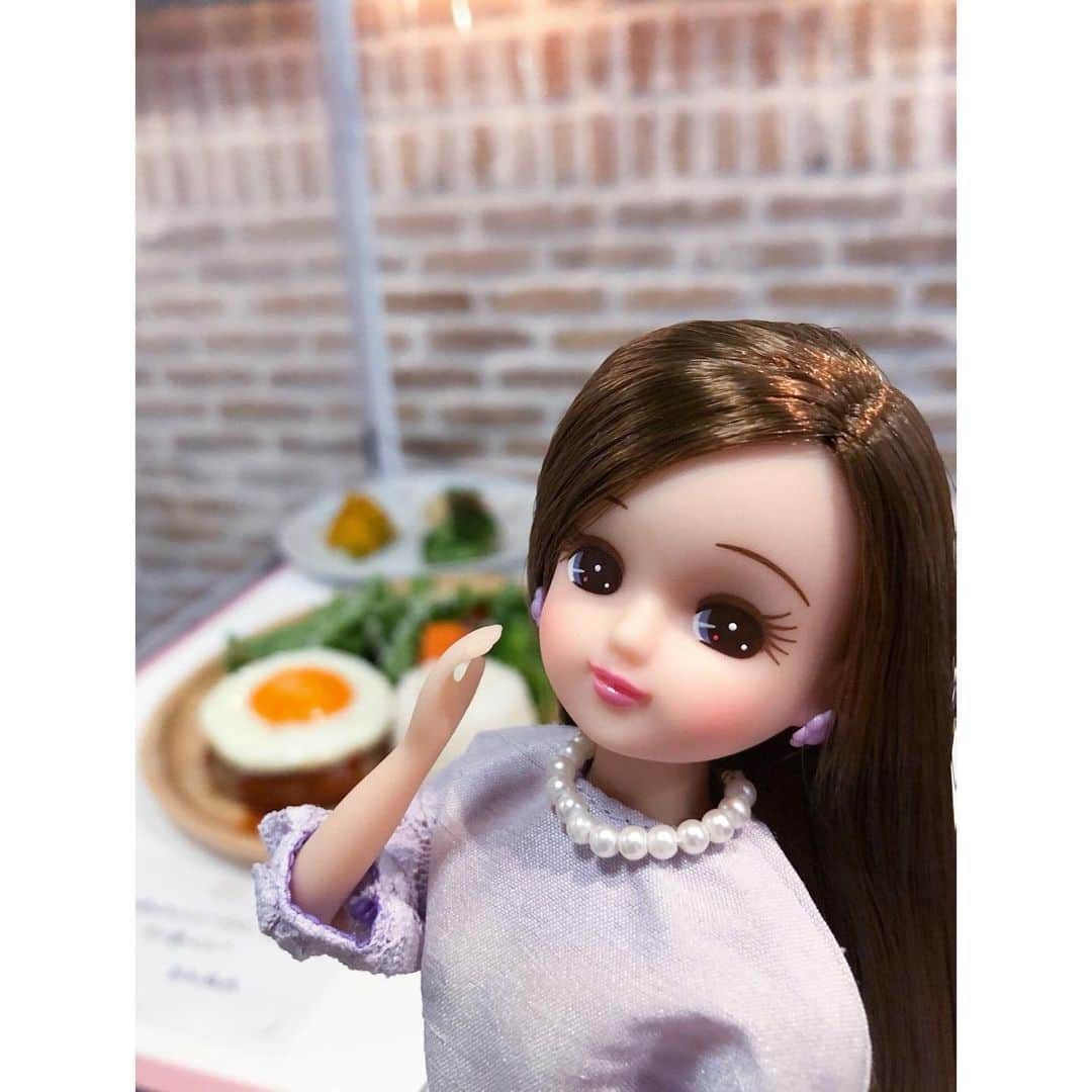 リカちゃんさんのインスタグラム写真 - (リカちゃんInstagram)「I went to the cafe "MAI SHIRAISHI CAFE" to commemorate Mai Shiraishi's graduation ♪ 白石麻衣さんの卒業を記念したカフェ「MAI SHIRAISHI CAFE」にいってきたよ♪ 選べるデリのポテトサラダもハンバーグも、麻衣さんの手作りの味を再現したこだわりでとってもおいしかった♡ 「3357」の意味はわかる？ 気になる人は 麻衣さんのYouTube 'my channel' を見てみてね♪  #白石麻衣 さん #3357 #3357カフェ #表参道 #リカちゃん #fashion #ootd #hairstyle  #licca #liccadoll #japanesedoll #japan #girl #instadaily #instagramjapan #instagram」12月4日 18時30分 - bonjour_licca