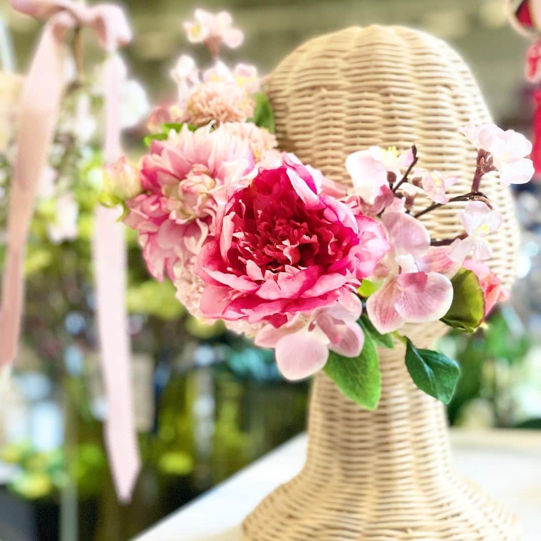 横浜ディスプレイミュージアムのインスタグラム：「🌸横浜ディスプレイミュージアム2021Spring 特集🌸  「 季節の始まりと共に、桜🌸 」  新しい季節の始まりの象徴  そんな特別な 桜🌸 を使った  髪飾りや ブーケのご提案が ご覧頂けます。  コロナ渦ですが、  入学式、卒業式、 結婚式、成人式etc  内々にお祝い事を行う方々へ ぜひご提案したい アレンジメントです。  2Fシルク売場に ぜひお立ち寄りくださいませ🌸  #横浜ディスプレイミュージアム #株式会社ポピー #横浜 #ディスプレイ#アーティフィシャルフラワー #フラワーアレンジメント #フラワーデザイン #インテリア雑貨 #インテリア#インテリアコーディネート#スタイリスト#装飾#デコレーション#花のある暮らし #花好きな人と繋がりたい #髪飾り #結婚式 #入学式 #卒業式 #成人式  #桜 #cherryblossom #display #yokohama  #flowerarrangement #interiordesign #artficialflower #flowerstagram」
