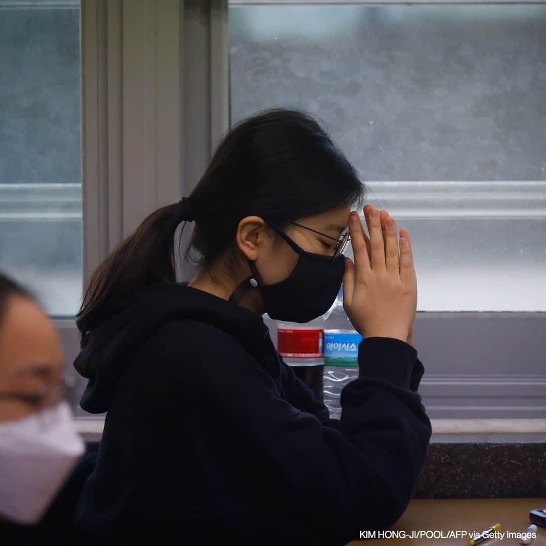ABC Newsさんのインスタグラム写真 - (ABC NewsInstagram)「A student prays before the start of a college entrance exam at an exam hall in Seoul, South Korea on December 3, 2020. #school #southkorea #exams」12月4日 18時30分 - abcnews