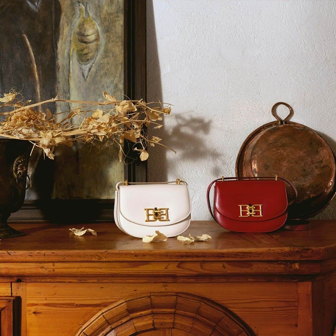 バリーさんのインスタグラム写真 - (バリーInstagram)「The familiar shape of our classic #BallySaddle bag is embellished by the signature B-Chain, a pop of gold for the festive season. #HomeForTheHolidays」12月4日 18時30分 - bally