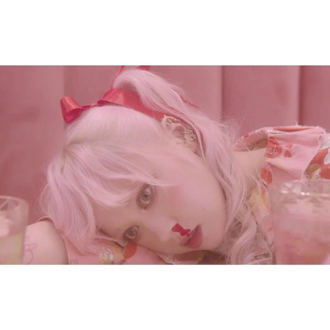 TORICOさんのインスタグラム写真 - (TORICOInstagram)「🍒お知らせ🍒 日本テレビ企画の短編映画の脚本監督をしました。  3時のヒロインさんが主演です🖤  日本テレビ 『3時のヒロインmeetsガールズクリエイター』  2020年12月8日(火)23:59〜24:54放送  番組に関する問い合わせ 日本テレビ代表(03-6215-1111)  脚本は世にも奇妙なとかを脚本されている安江さんと共同脚本です。 3時のヒロインさんのプロフェッショナルぶりと可愛さが堪らないです🖤  メイキングも放送されますので裏側を見たい方も是非観てください🖤  ４枚目の写真は劇中写真ではなく私の携帯にしらないうちに入っていました。 本編を観ると理由が解ります。 写真の中の左の荒川ちかさんは天才子役出身。 そして右の椿かおりさんは山田孝之さんのお姉様。 女優2人の芝居のバトルが恐ろしかった。  3JI NO HEROINE  TSUBAKI KAORI ARAKAWA CHIKA OSAWA SHINICHIRO mimi  screenplay：YASUE WATARU・TORICO  Production Design：SASAKI KENICHI Costume Design：KOMATSU YUKA・YAMADA EMANA Hair and makeup:MARIKO KOJIMA director of photography：SONE TAKESHI  Music：KURAHORI MASAHIKO Film Editor：YAMAGUCHI HIROKI」12月4日 18時31分 - toricotorico