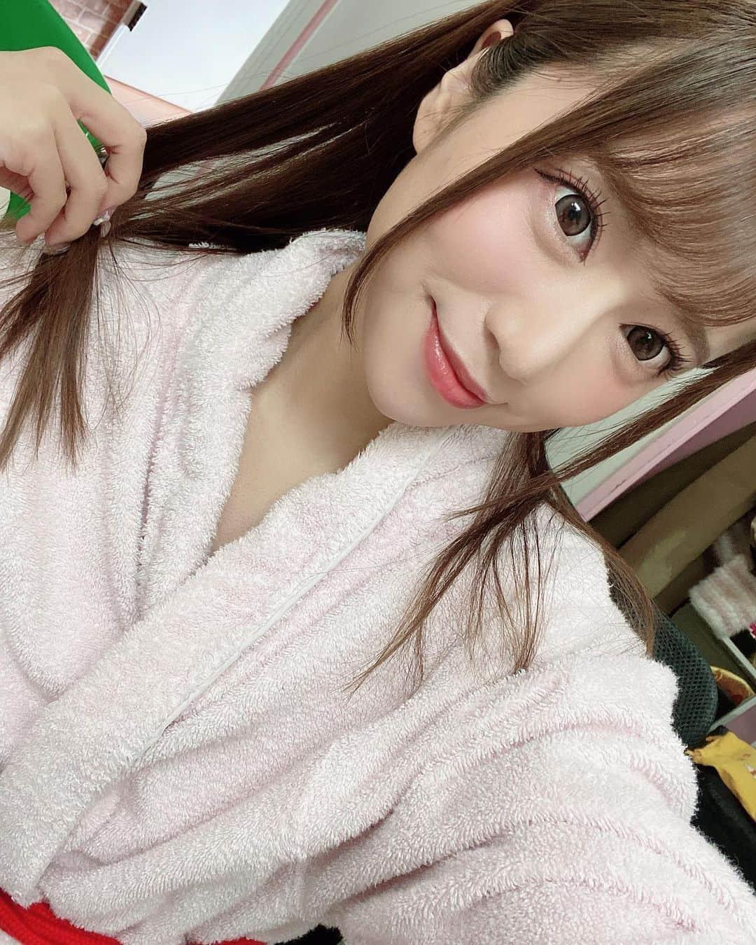 初美りんのインスタグラム：「バスローブの紐が行方不明で、縛る紐でずっと縛ってたよ😂🤣❤️❤️ . . 今年もあと少しだね（ ; ; ） . １２月も一緒にがんばろー(*∩ω∩)❤️❤️ . . . #バスローブ　#撮影　#japanesegirl」