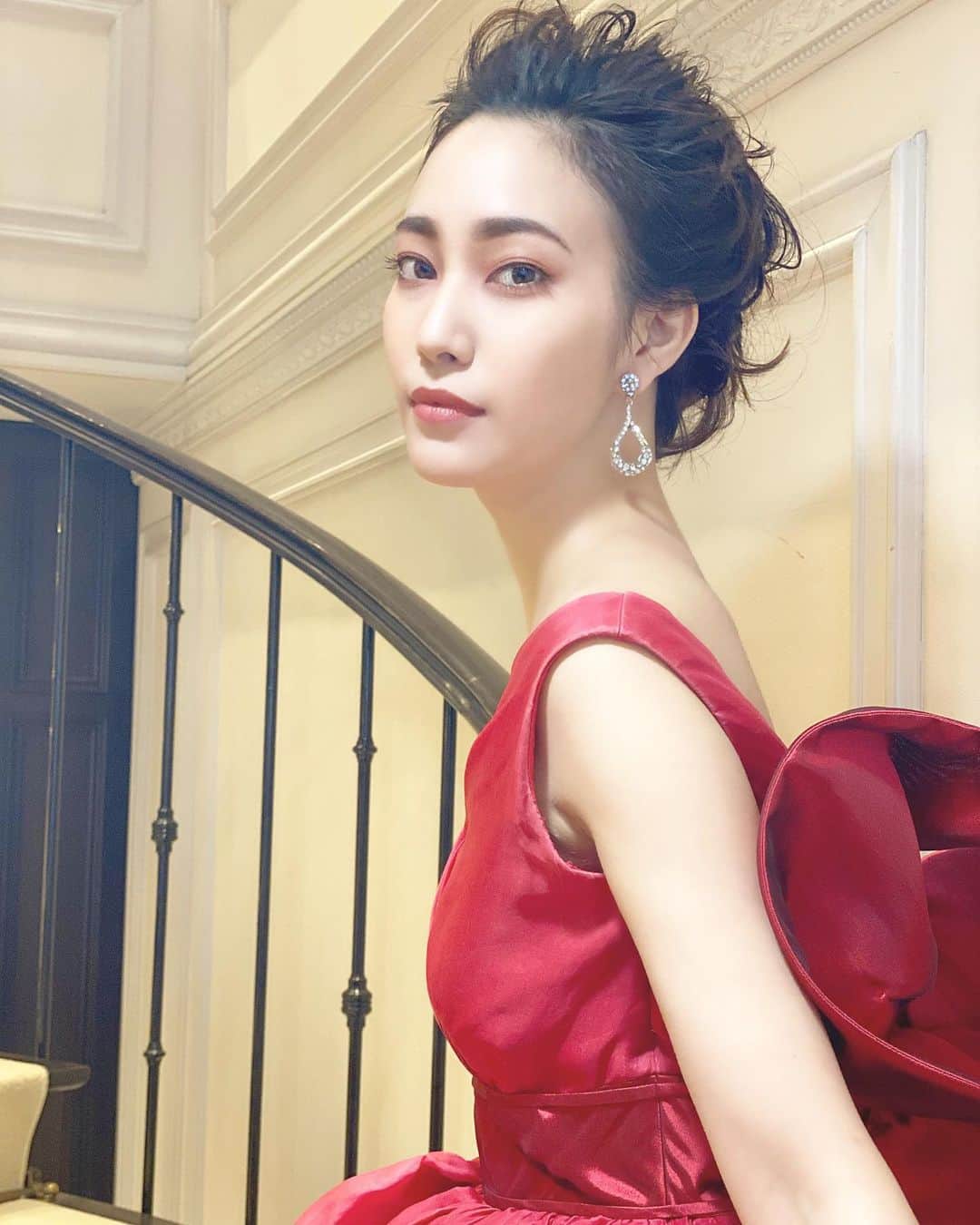 藤本奈月のインスタグラム：「光沢と立体感のある、赤ドレス。 私の髪の長さでも、アップっぽく出来ちゃうあたり魔法使い🪄 . . . @juno_weddingdress  @fugee_make_up_salon   -------------------------------------------------- #junowedding#試着レポ#試着#juno天神本店  #結婚式#結婚式準備#披露宴#挙式 #海外挙式#海外#神社#神社挙式#和婚 #花嫁#福岡花嫁#プレ花嫁#卒花#プレ花嫁福岡 #日本中のプレ花嫁さんと繋がりたい  #全国のプレ花嫁さんと繋がりたい  #福岡#福岡市#天神#九州#西通り」