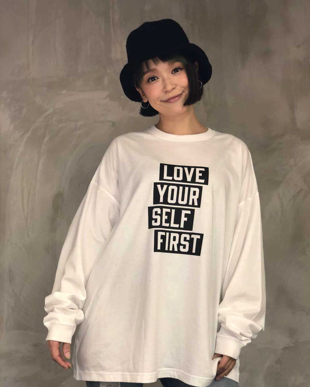 Soweluのインスタグラム：「今年パニック障害になって  本当に苦しかった時に 私を救ってくれた言葉があって  『Love your self first』 　まずは自分を愛そう  　『just be you』 　ありのままの自分で  この言葉たちにハッとさせられて 誰かと比べて自分を卑下したり 自分で自分を責めたりするんじゃなくて まずは自分を愛してあげなきゃなって。 ありのままの自分を。 自分に優しく、自分を大切にしてあげる  そうやって自分自身をまず愛する事で まわりの人たちを大切に出来たり 本当の意味で愛せたりするのかなって  そんな事に気づかせてくれたメッセージで。  今たくさんの方が苦しい思いをされているからこそ この言葉たちをみんなにも届けたいと思って 何か形に出来ないかなとずっと考えていて  今回私の大好きなビックシルエットの ロンTと今必需品のマスクに、 この言葉たちをデザインして 私の手刷りで作ってみました✴︎  わたしの込めた想いと この言葉が1人でも誰かの人の力になる事を願って。 そしてこのロンT、マスクを身につけてるのを見た誰かがまた少しでも笑顔に、 少しでも気持ちが楽になれることを心から願っています。  明日12/5  12:00〜受注販売スタート予定です✴︎ 購入出来るサイトのリンク先は プロフィールに貼るのでそこからお願いします。  『Love your self first』ロンT こちらのロンTは全て私の手刷りで 1枚1枚刷ります✴︎  『just be you』マスク  マスクは衛生上の事を考え工場でのプリントになります。  今回売り上げの一部を難病ALSの治療薬開発のために使うせりか基金へ寄付をします。 前からずっと応援している 難病ALSと闘っている友人 武藤将胤(むとうまさたね)マサとの出会いで、 全世界にたくさんいる難病ALSの事を知り、 彼は今年、延命手術を受け 声を失い、　 そんな状況の中でも前向きに挑戦し続ける彼の姿を先日会った時に目の当たりして また彼の力に少しでもなれたらなと思い今回寄付する事を決めました。 @withals_masa  ぜひ彼の活動見てみてね✴︎  最後まで読んでくれてありがとう🌿  こんな時代だからこそ ポジティブメッセージが本当に必要だと思う。 出来る事から少しづつ私も挑戦していきます。 みんなにこの込めた想いが届きますように。 ・ ・ #loveyourselffirst  #justbeyou #salefromtomorrow」