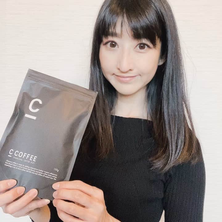 のインスタグラム：「☕︎. Coffee addict♡♥♡ 毎日必ず飲んでるコーヒー☕️ 発売されて以来お気に入りで また最近よく飲んでいる【C COFFEE】 @c_coffee_official  . チャコールクレンズができるコーヒー。 お味は深煎りコーヒーって感じです( ˘͈ ᵕ ˘͈ ) 分解の早い人気のMCTオイルや 水溶性食物繊維も入ってます❣️ . ほっと一息の時間も 美味しくて美意識高いものを♡ . . .  #チャコールコーヒー  #ダイエットコーヒー #コーヒーのある暮らし #炭 #MCTオイル #チャコールクレンズ #ダイエット #シーコーヒー #cコーヒー #c_coffee  #コーヒー #ダイエット #チャコールコーヒーダイエット #デトックス #クレンズ #おしゃれ #PR #coffeeandseasons #coffeetime #coffeebreak #CHARCOAL #COFFEE #DIET #コーヒーのある暮らし #コーヒー好きな人と繋がりたい #おしゃれさんと繋がりたい」