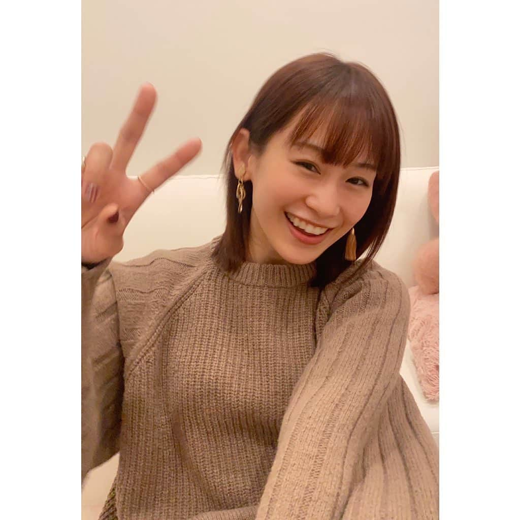 愛希れいかさんのインスタグラム写真 - (愛希れいかInstagram)「最近寒いですねー。 私は「イリュージョニスト」のお稽古が本格的に始まって、毎日台本と譜面と向き合ってます😤  写真は、髪の色を暗くして、ほんのりピンクいれてもらったよ。っていう写真です。 (ちょっと前だけど…😭🙏) トリートメントもしてもらって、さらさら☺️  みなさん、あったかくしてお過ごし下さいね❤️  @accomplish_shun @accomplish_salon #R.Has #R.Hasトリートメント #ヒト幹細胞 #アールハス #アールハストリートメント  #プラチナアールハス  #アコンプリッシュ#accomplish代官山  #ミネコラトリートメント #ミネコラパーフェクト3 #プラチナミネコラ #ミネコラaccomplish #ケイ素トリートメント#髪質改善#ミネコラ#エニム #水素」12月4日 18時42分 - manakireika_official