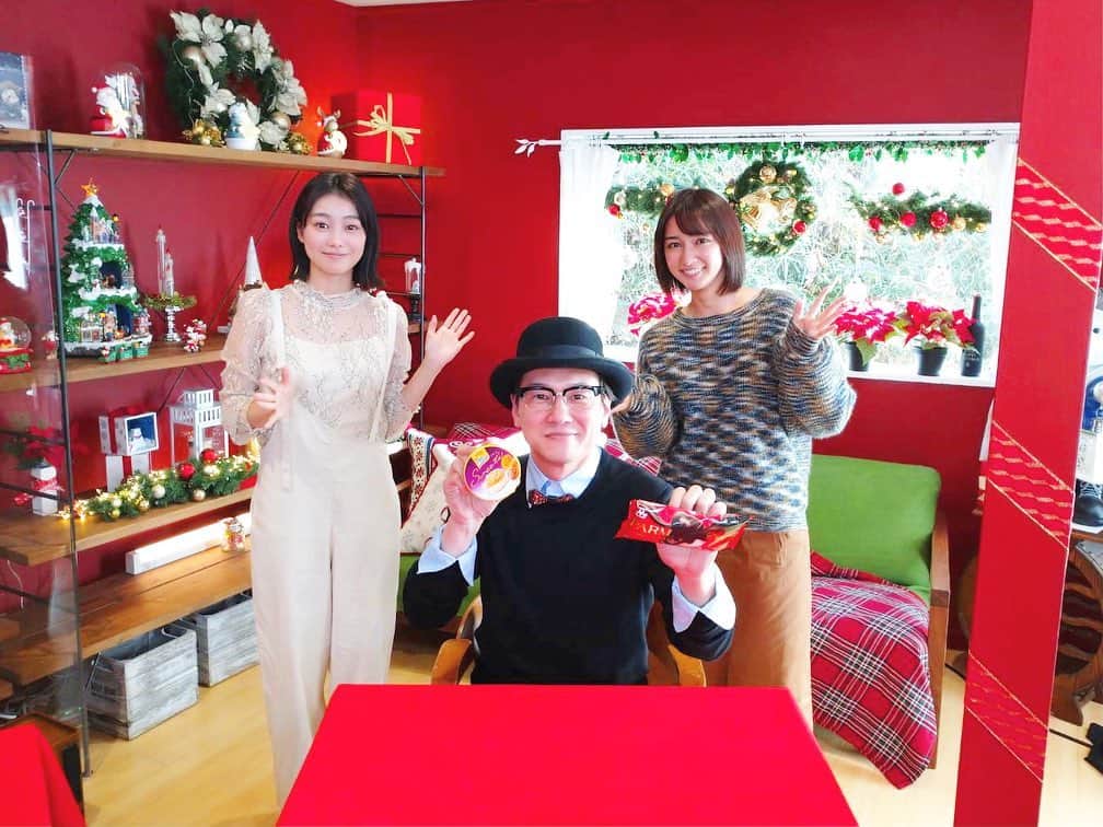 小泉遥のインスタグラム：「. . 明日は王様のブランチです☺︎ . 午前はコジドライブで 午後は冬アイスランキングと お取り寄せグルメのコーナーに 出ていますよ〜🍴❤︎ . もうXmasの時期だね…🎄 . #王様のブランチ #アイスマン福留 さん」