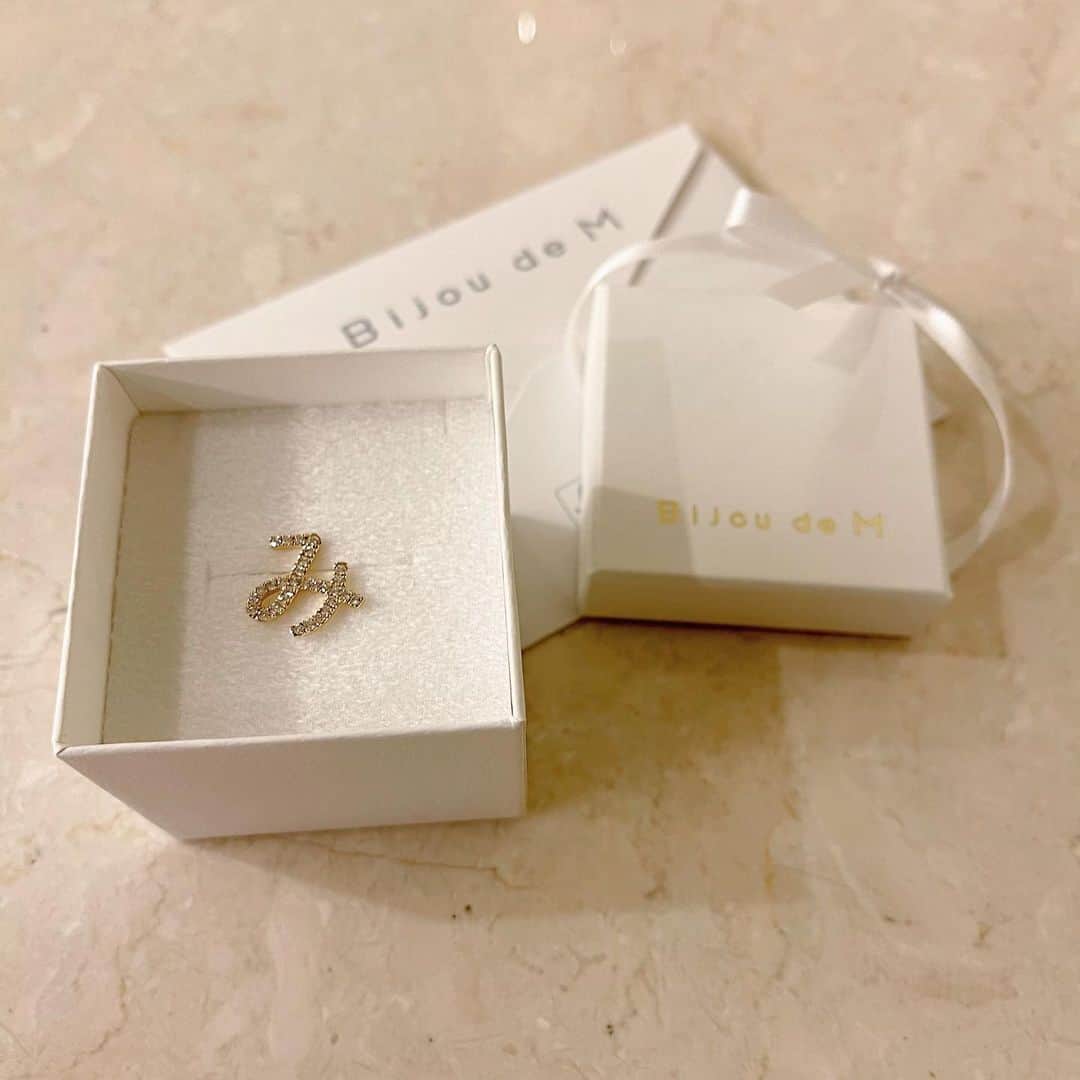 のインスタグラム：「パパのママが着けてたピアスがすごくかわいくて、どこのですか？って聞いたら プレゼントしてくれました😭❣️ 本当に嬉しすぎる😭最近ピアスすごく見てて良いのないか探してた時にこんなカワイイのに出会えた上に、おかあさんにプレゼントしてもらえるなんて‼️  #ピアス #bijoudem  #yearling  #み」