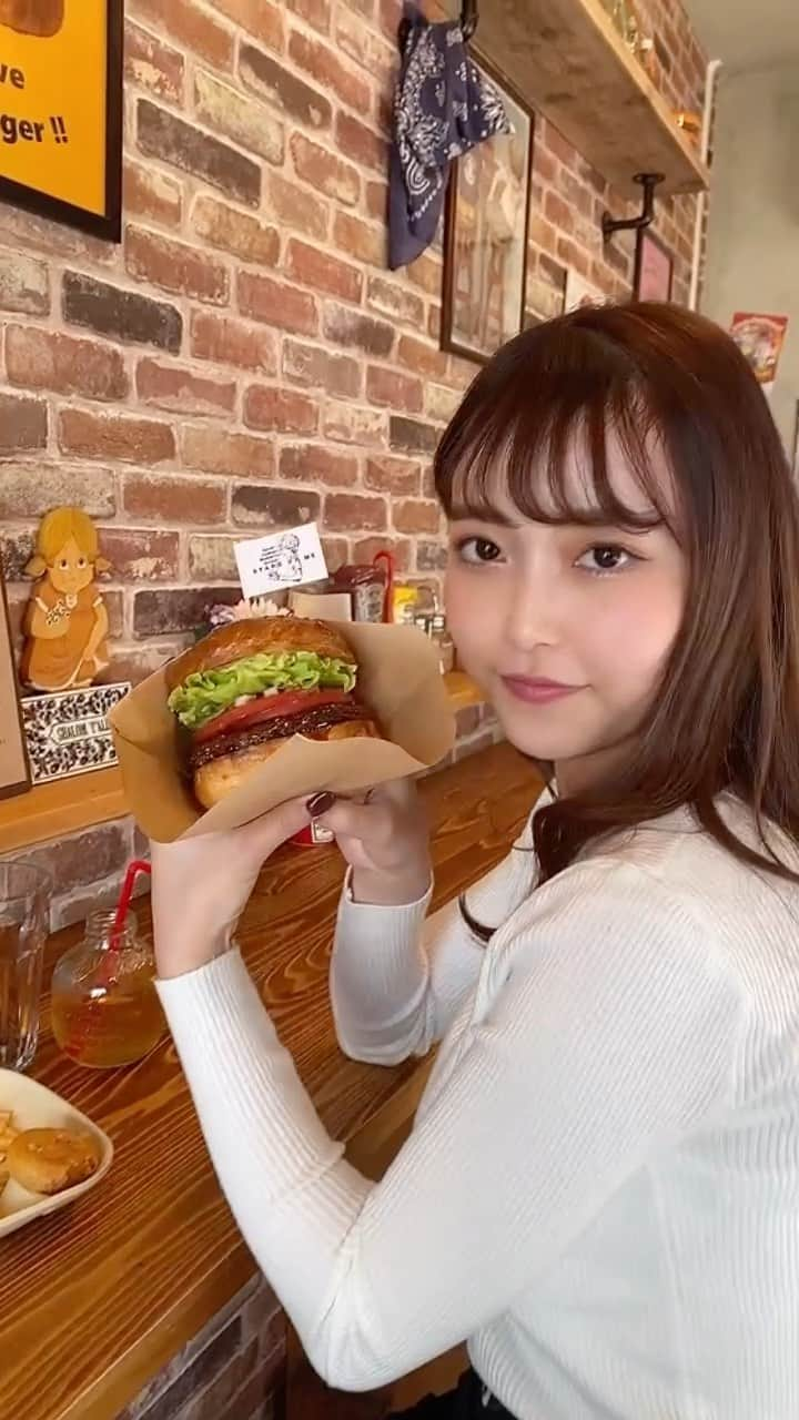 坂田風音のインスタグラム：「🤎  ならまちで食べた @theburgerstandmaverick  のハンバーガーが美味しかった🤤  大きすぎてかぶりつく顔は 恥ずかしくて載せれない…笑」