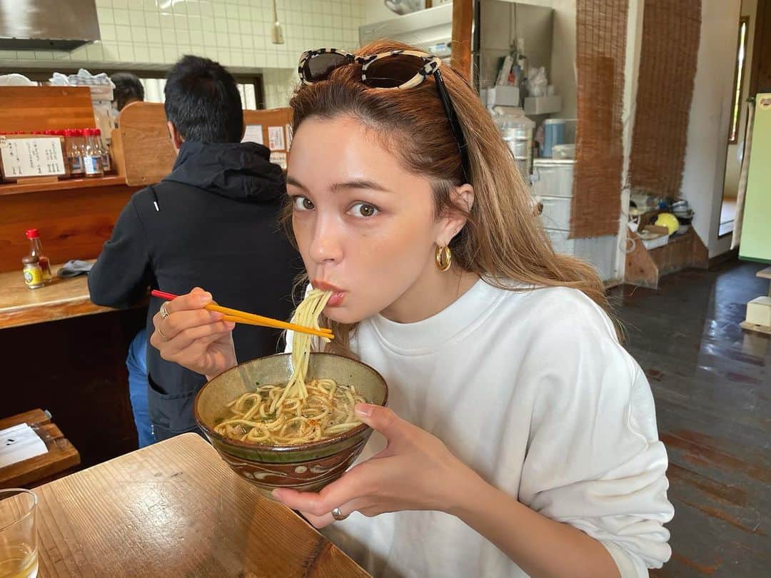 ステファニーのインスタグラム：「🍙🍭🍜🍨🍩💭💕 番外編。 質問に多かったので 石垣島で食べたもの！  順番に↓ _ 来夏世の八重山そば 石垣島冷菓のぜんざい 知念商会のオニササ さよこの店のサーターアンダギー 居酒屋ひとしのマグロ ミルミル本舗のジェラート  とにかく沖縄そばが私は大好きらしいw また行きたいなぁ♡  #love #trip #travel #okinawa #沖縄 #石垣島 #石垣島グルメ #八重山そば #麺スタグラム」