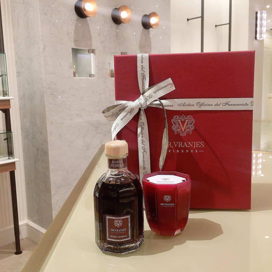 bijouxthreecさんのインスタグラム写真 - (bijouxthreecInstagram)「【Dr.vranjes】 赤ワインの香り”ROSSO NOBILE”のギフトBOXが入荷いたしました🍷🍾 キャンドルも同じ香りを楽しめます🕯 ・ #drvranjes  #ドットールヴラニエス  #rossonobile  #ロッソノービレ #ルームフレグランス #クリスマスプレゼント #bijouxthreec #ビジュースリーク #新潟 #古町」12月4日 18時45分 - bijouxthreec