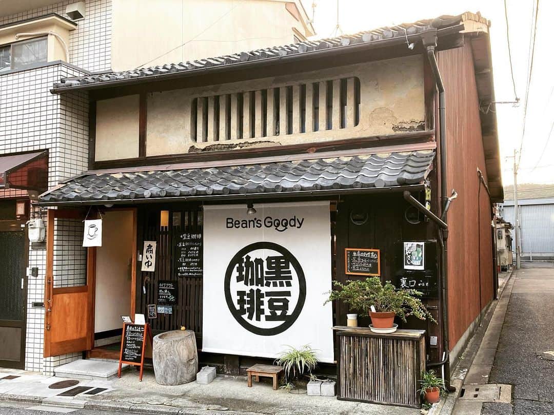 長谷部瞳のインスタグラム：「＊ 北野天満宮近くの黒豆珈琲☕️ あたりをふらふら散歩していたら出逢ったお店です。  黒豆茶より更に深く炒ってるそうですが、さっぱりしてて飲みやすい。 運ばれてきた瞬間に香ばしい黒豆の香りが広がります😋  オレにしてもらいましたが、牛乳より豆乳がオススメだそうです✨ 自然派クッキーと、2杯目の黒豆珈琲茶をサービスしてくれました。  店内も素敵だったけど、今回はオープンエアなテラス席をチョイス。 パーティションやビニールカーテンがあったり、感染症対策もバッチリでした👌  何よりお店のお母さんの気配りが最高❤️ また行きたくなるお店です🥰  #京都カフェ #カフェスタグラム #cafestagram #隠れ家カフェ #北野天満宮周辺カフェ #お散歩 #豆乳ラテ #京都観光 #京都旅行 #袖口に葉っぱついてるの今気付いた」