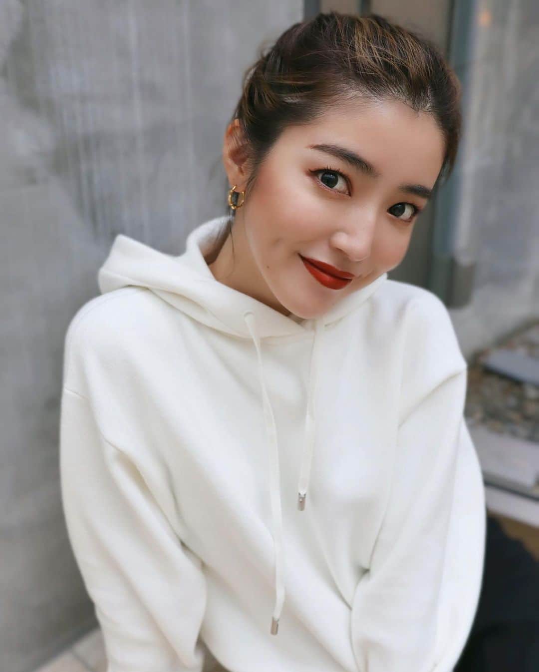 のインスタグラム：「今日も一日お疲れ様でした🤍  パーカーにシンプルなピアスを合わせた今日のスタイル✨ 朝一でジェットコースターに乗りに行き、その後お仕事へ☺️ 今日をかなり満喫できました〜🤍  accessory @nude_officialjp  tops @stunninglure   #love #fashion #instagood」