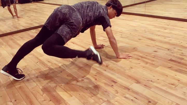 岩崎悠人のインスタグラム：「@jarta_jpn  @jarta_international  @akihiro_izumi   全身を連動させ、体幹部から下半身の動きをつなげながら多方向に動きを操作する。by和泉様  #いずみいずむ  #トレーニング #jarta  #jartaトレーニング  #身体操作」