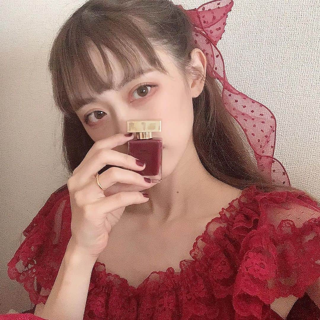 酒元麻衣（まいへー）のインスタグラム：「⚜️プレゼント企画⚜️低刺激で微香タイプの優しいネイル🤍妊婦さんやママも安心して使えます😢♡お湯でペリッと簡単に剥がす事が出来るのがとても良いです😭👏発色も良くて高級感のあるボトルも可愛い…⚜️ . . プレゼント企画、是非参加してみてください🥺🤍🤍 . ↓↓↓応募方法↓↓↓ ①私のインスタと @jpt.cosme をフォロー ②この投稿にいいね👍 ③画像三枚目の希望色(品番)をこの投稿にコメント📝 . 締め切りは12/15までです♡ 当選者には @jpt.cosme よりDMしてプレゼント送付します。 ※3日以内に返事がなかった場合は無効となります。 . .  #JPTコスメ #jnfネイル #台湾コスメ #剥がせるネイル #プレゼント企画 #ネイル」
