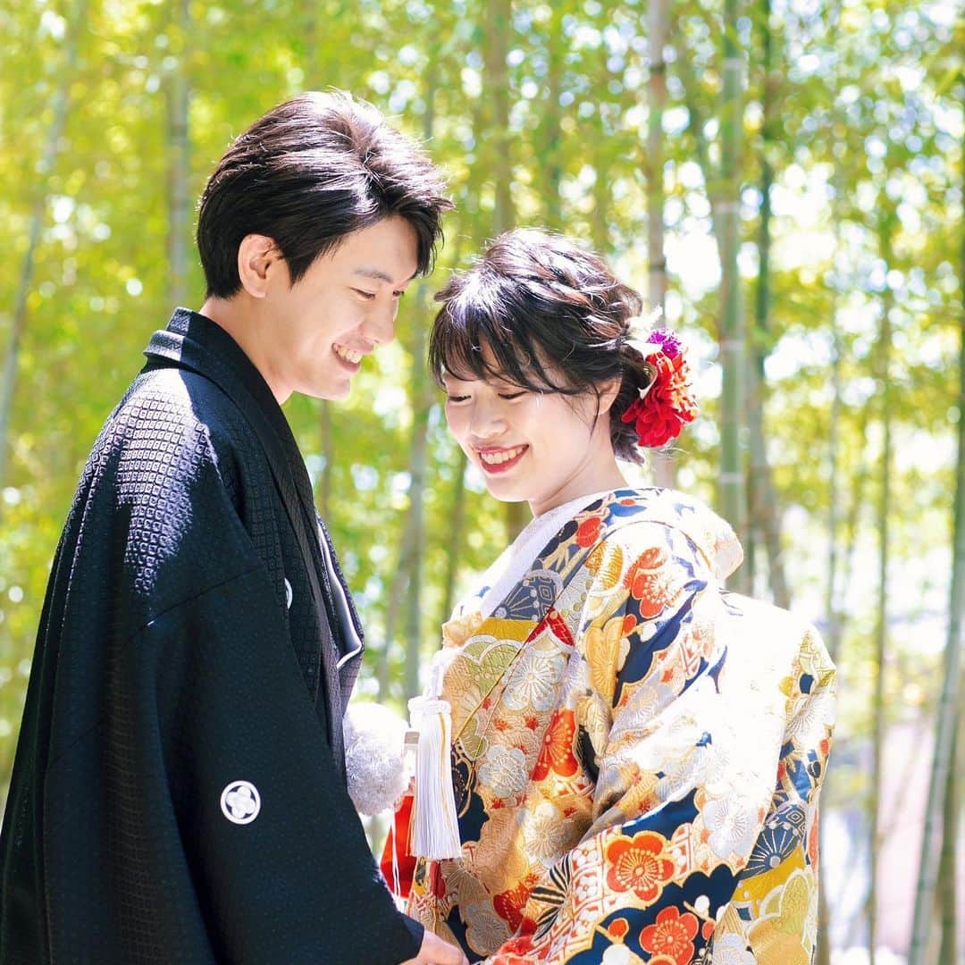 のインスタグラム：「．﻿ ﻿ 向き合い前撮りショット🤍﻿ ﻿ カメラ目線の笑顔も もちろん素敵ですが﻿ おふたりで向き合うと より自然な笑顔に💐﻿ ﻿ こちらまで笑顔になれる とっても素敵なお写真です☺️🌿﻿ ﻿ ﻿ #gardenterracemiyazaki #ガーデンテラス宮崎﻿ #ウェディング #wedding #宮崎花嫁 #宮崎結婚式﻿ #2021春婚 #2021夏婚 #2021秋婚 #2021冬婚﻿ #チーム2020 #チーム2021 #前撮り #前撮りフォト」