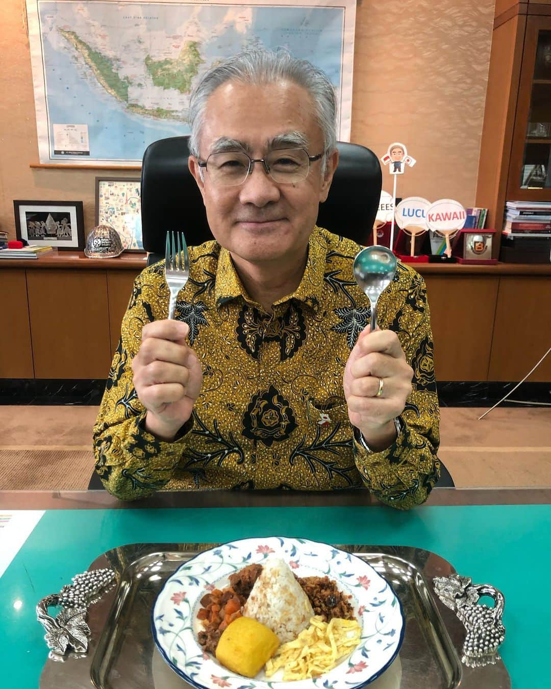 石井正文さんのインスタグラム写真 - (石井正文Instagram)「Waktu tersisa di Indonesia tinggal #20 hari lagi.❗️  Menu makan siang beberapa hari yang lalu adalah nasi ulam khas Betawi. Isinya ada nasi rempah, empal, dendeng manis, kentang kecap🥔, bihun goreng, telur dll. Enak sekali.😋  離任まであと#20 日❗️  先日のランチは、ブタウィのナシ・ウラムです。さまざまなスパイスが入ったご飯、エンパルという牛の焼き肉、甘く味付けされた干し肉、ソースで味付けされたじゃがいも🥔、ビーフン、卵などのおかずが入っていました。とても美味しかったです😋  #dutabesarjepang#dubesishii#makansiangdubes#ishiitaishi#exploreindonesia#makanankhasindonesia #seriemakansiangdubes#サラメシ#大使メシ#ジャカルタ#インドネシア#nasiulam#betawi#20」12月4日 18時49分 - jpnambsindonesia