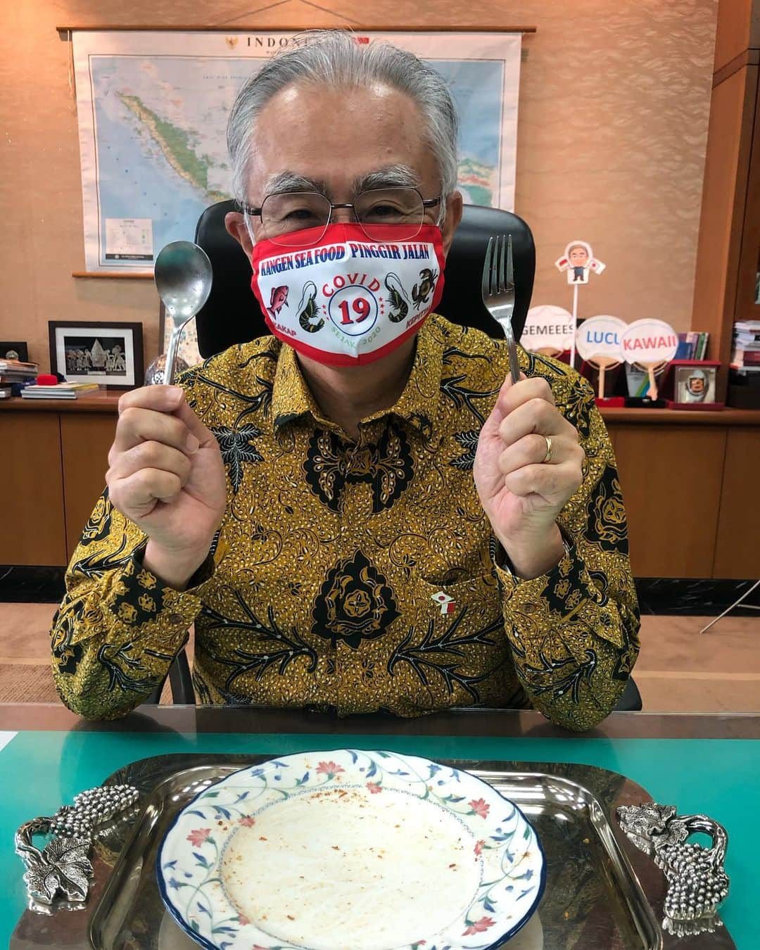 石井正文さんのインスタグラム写真 - (石井正文Instagram)「Waktu tersisa di Indonesia tinggal #20 hari lagi.❗️  Menu makan siang beberapa hari yang lalu adalah nasi ulam khas Betawi. Isinya ada nasi rempah, empal, dendeng manis, kentang kecap🥔, bihun goreng, telur dll. Enak sekali.😋  離任まであと#20 日❗️  先日のランチは、ブタウィのナシ・ウラムです。さまざまなスパイスが入ったご飯、エンパルという牛の焼き肉、甘く味付けされた干し肉、ソースで味付けされたじゃがいも🥔、ビーフン、卵などのおかずが入っていました。とても美味しかったです😋  #dutabesarjepang#dubesishii#makansiangdubes#ishiitaishi#exploreindonesia#makanankhasindonesia #seriemakansiangdubes#サラメシ#大使メシ#ジャカルタ#インドネシア#nasiulam#betawi#20」12月4日 18時49分 - jpnambsindonesia