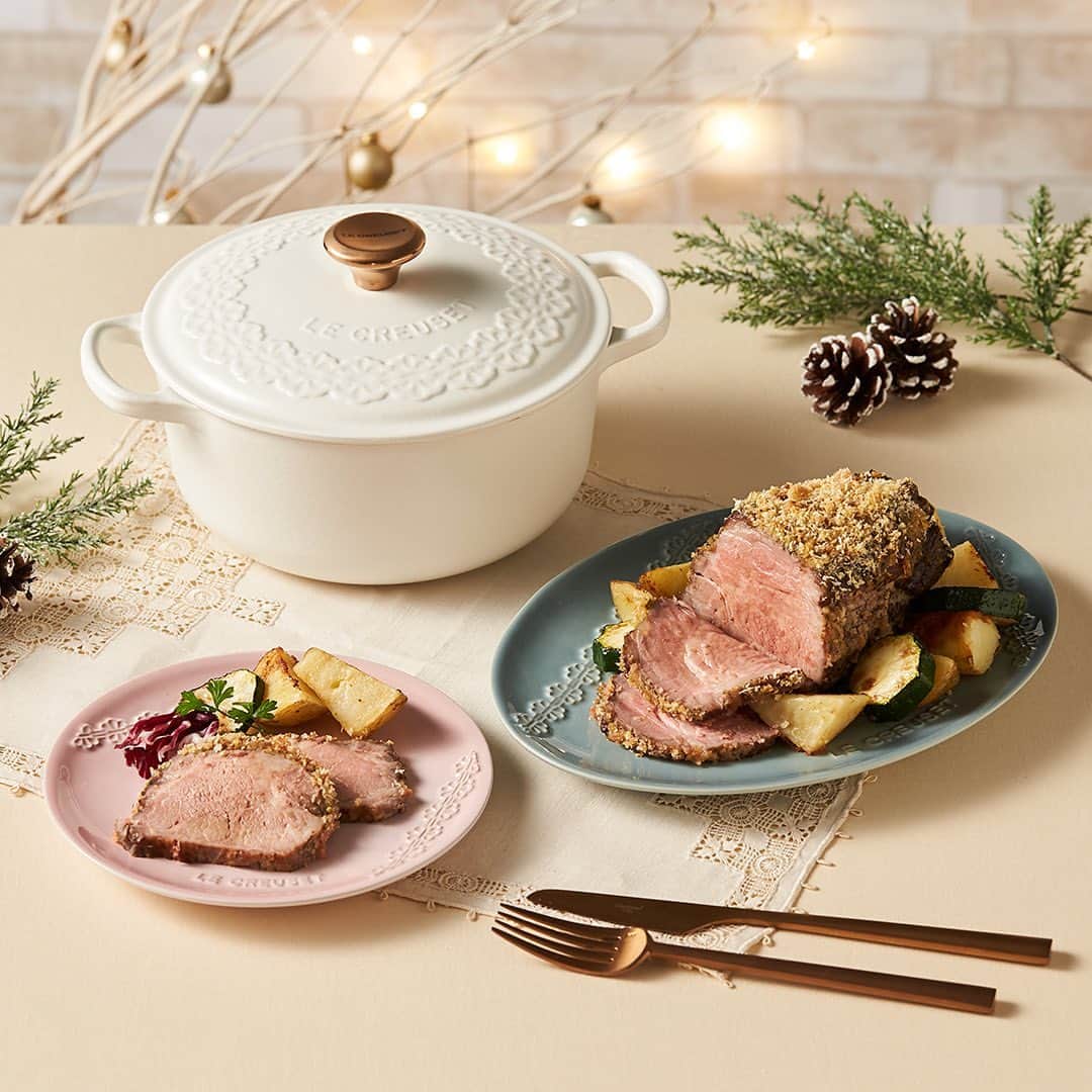 のインスタグラム：「【ル・クルーゼ公式レシピ】北欧風クリスマスポークハム チキンではなくポークを食べる習慣のある、北欧のクリスマスメニュー。 家庭で作りやすい豪快な一品がパーティーを華やかに。  材料 【シグニチャー ココット・ロンド 20㎝１台分】 豚肩ロース塊肉　600g 塩　小さじ1 クローブ(パウダー)　小さじ1/4 じゃがいも(中)　3個 白ワイン　100ml オリーブオイル　大さじ1 　 （A） ・ディジョンマスタード　大さじ1 ・ディル(みじん切り)　小さじ1 　 （B） ・パン粉(細挽き)　1/3カップ ・ブラウンシュガー 大さじ1 　 粒マスタード　適宜  作り方  ＜下準備＞ ・豚肩肉はフォークで数か所刺しておく。塩、クローブパウダーをすり込み、一晩置く。使う30分前には常温へ戻す。 ・じゃがいもはよく洗い、皮つきのまま大きめの乱切りにする。  ・A、Bはそれぞれ別に合わせておく。オーブンは220℃に予熱する。  1. 鍋にオリーブオイルを中火で熱し、肉を全面6分ほどかけて焼く。 2. 一旦火を止め、白ワインを注ぎ入れ、中火で沸かす。じゃがいもを周りに置き、フタをして 弱中火で13分ほど加熱する。 3. 肉を一旦取り出し、水気を軽く拭き取って、Aを上部と側面に塗る。肉にBをまぶす。 4. 鍋のじゃがいもに軽く塩、こしょうして端に寄せ、肉を再び戻し入れる。フタをせずに220℃のオーブンで焼き色がつくまで15分ほど焼く。 5. 肉を取り出し、粗熱がとれたら薄切りにして粒マスタードを添える。  #ルクルーゼ #lecreuset #ルクルーゼのある食卓 #クッキングラム #cookingram #キッチングラム #テーブルウェア #キッチンウェア #手料理グラム #レシピ #食卓グラム #豊かな食卓 #ルクルーゼごはん #ルクルーゼ公式レシピ #ポークハム #クリスマスメニュー #クリスマスレシピ」