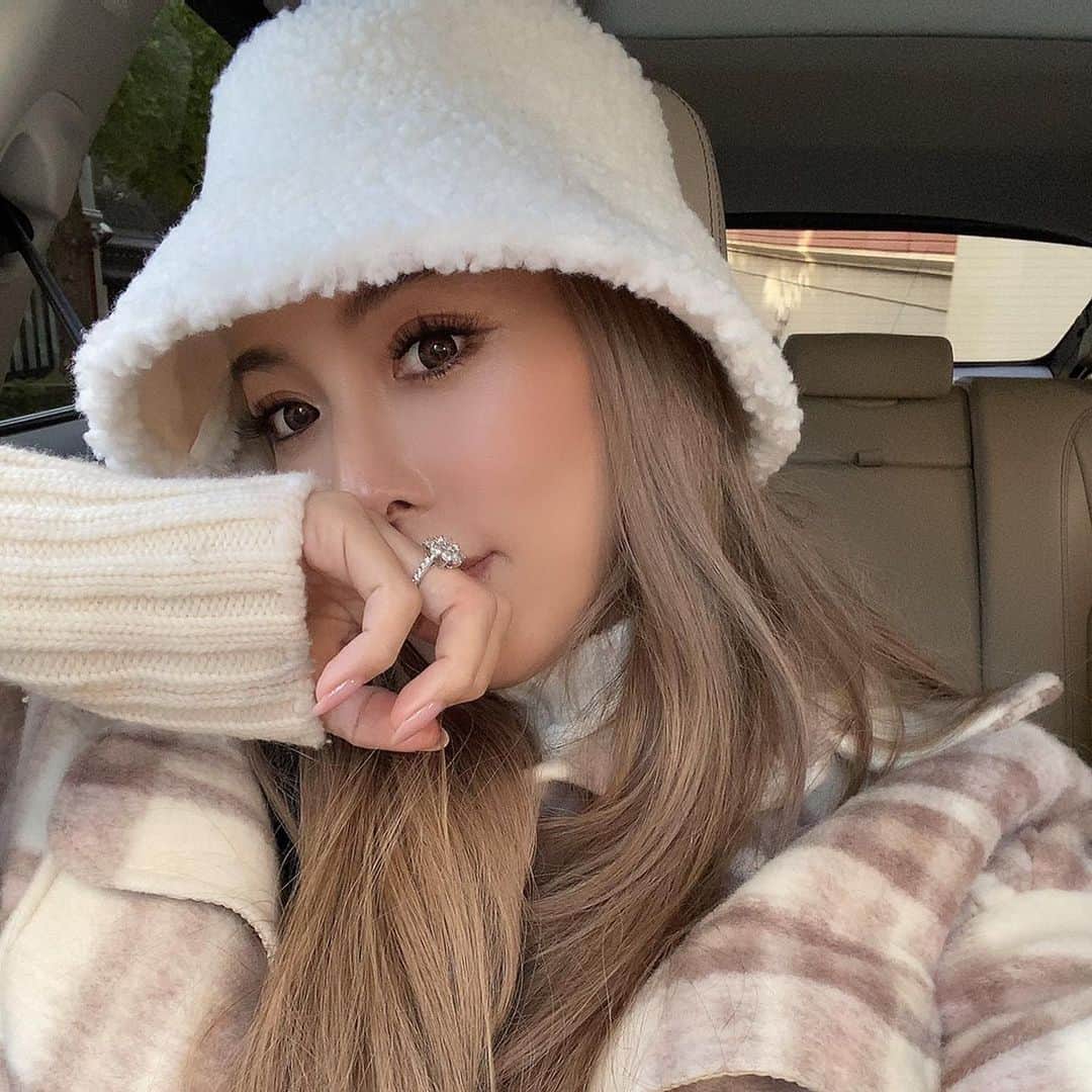 山口りさのインスタグラム：「サナちゃん♡   #repost @_genking_ ・・・ 久々のぐっさんメイク💄 @hairmakeupbylisayamaguchi  厚さを無くすために、最近はファンデを超薄くして、フェイスラインは直接塗らず余りを伸ばす程度にしてる😊 こんな薄塗りできる日が来るなんて、昔は考えられなかたわ🤣 @prolabofarm_official に来てくれた方、どうも有難うございます🥺🙏🏻❣️ 質問によくあるバケハは　@bae.select ❣️」