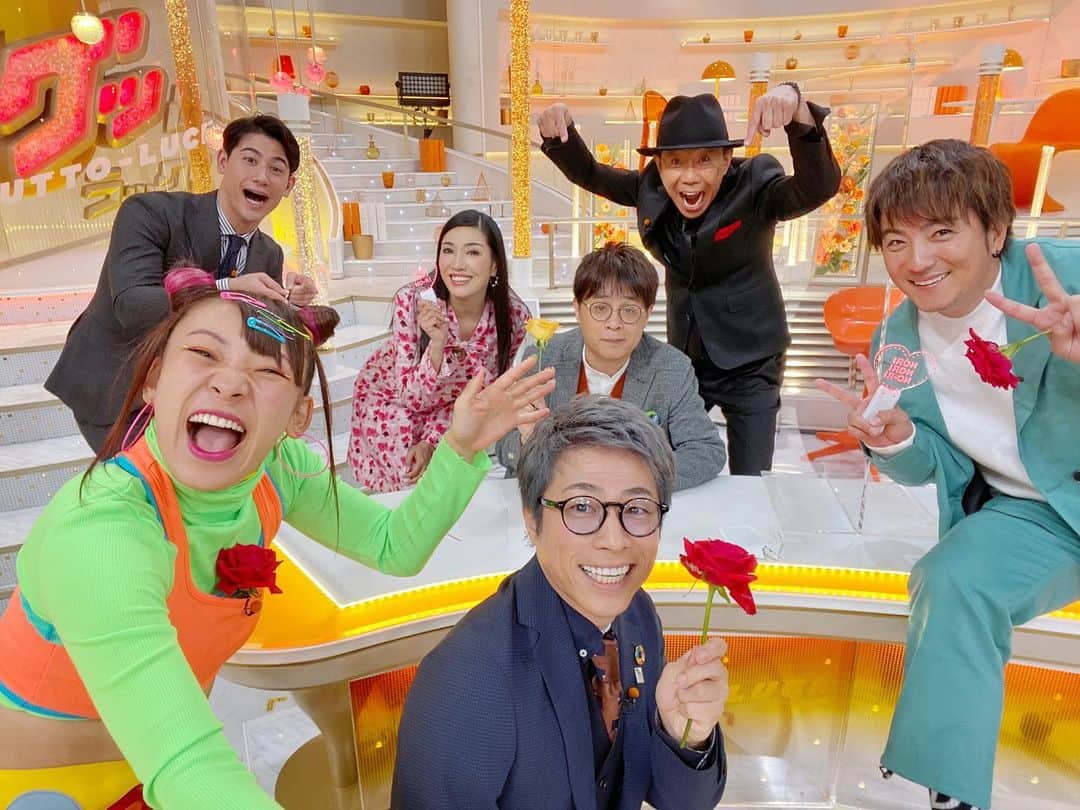 のインスタグラム：「今日の金曜【グッとラック】は、おめでたーいお祝いが重なり、すごい浄化エナジーでしたよ㊗️✨✨  ・年下なのにお兄ちゃんみたいなキャラの、田村淳さんのお誕生日当日🎁  ・フワちゃんが流行語大賞ベスト10に入った❣️ (自分の流行語はアンミカって言ってくれてありがとうやで❤️可愛い妹ちゃん、どんどん私のモノマネ上手くなってきてる！)  ・木梨憲武さんが、CDでは宇崎竜童さん、佐藤浩市さんと歌う【不機嫌なモナリザ】を、生歌唱🎤♬  突然、みんなダンサーになること💃と使命を受け、朝から謎に踊りまくり楽しかった〜❣️  #木梨さん背が高くてシュッとしてカッコよかったぁ。。。。 #みんなを笑顔にするエナジーがすごい❣️ #若林アナがインスタ始めたよ〜タグ付けしました！ #hllspd〜❣️❣️❣️ @guttoluck_tbs  @atsushilb @wakabayashiyuko_  @usk_kmj  @fuwa876 @tatekawashiraku @noritakekinashi_official」