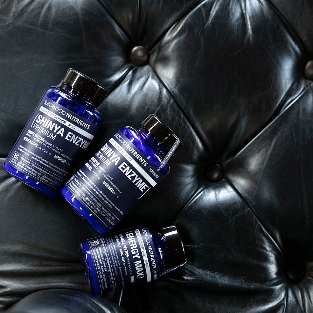 SUPERFOOD LABのインスタグラム：「今年の贈り物は🎁 ・ ・ 大切な人への贈り物。 ・ ショッピングに出かけて、相手の事を想いながら選ぶ楽しみも、今年はお預け。 ・ オンラインで今からじっくり選ぶ楽しみにシフトして。 ・ ・ SUPERFOOD LABスタッフのおすすめは… ・ 美容への関心が高い女性へではなく、健康への関心が薄い男性だったら、自然由来成分100％の「活きている酵素」サプリメントや、パワフルなアミノ酸「イミダゾールペプチド」が配合された、その名も【エナジーマックス】プレミアムというサプリメントを贈りたい。 ・ ・ 大切な人には健康でいて欲しい☺️今年のプレゼントに、サプリメントはどうでしょうか？ ・ ・ #スーパーフードのある日常﻿ #superfoodlab #スーパーフードラボ」