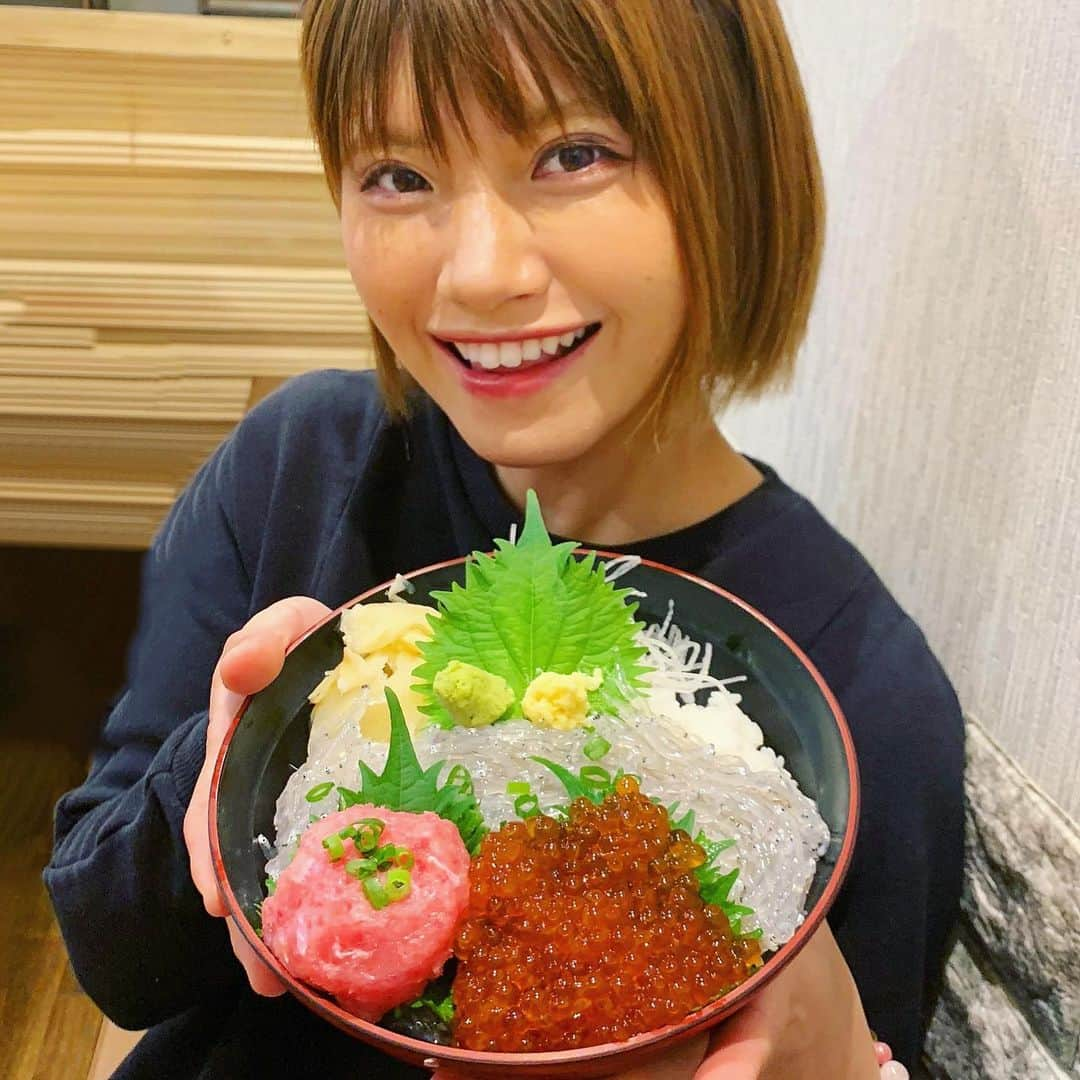 秋丸美帆さんのインスタグラム写真 - (秋丸美帆Instagram)「生シラス丼美味しすぎて、滞在中二回も食べた❤️まだまだ食べたい☺️さわやかのハンバーグも食べたし、静岡大満喫しました( ^ω^ )  #shizuoka #fish #いくら #静岡 #沼津 #生シラス #海鮮丼 #沼津港」12月4日 18時58分 - mippy34