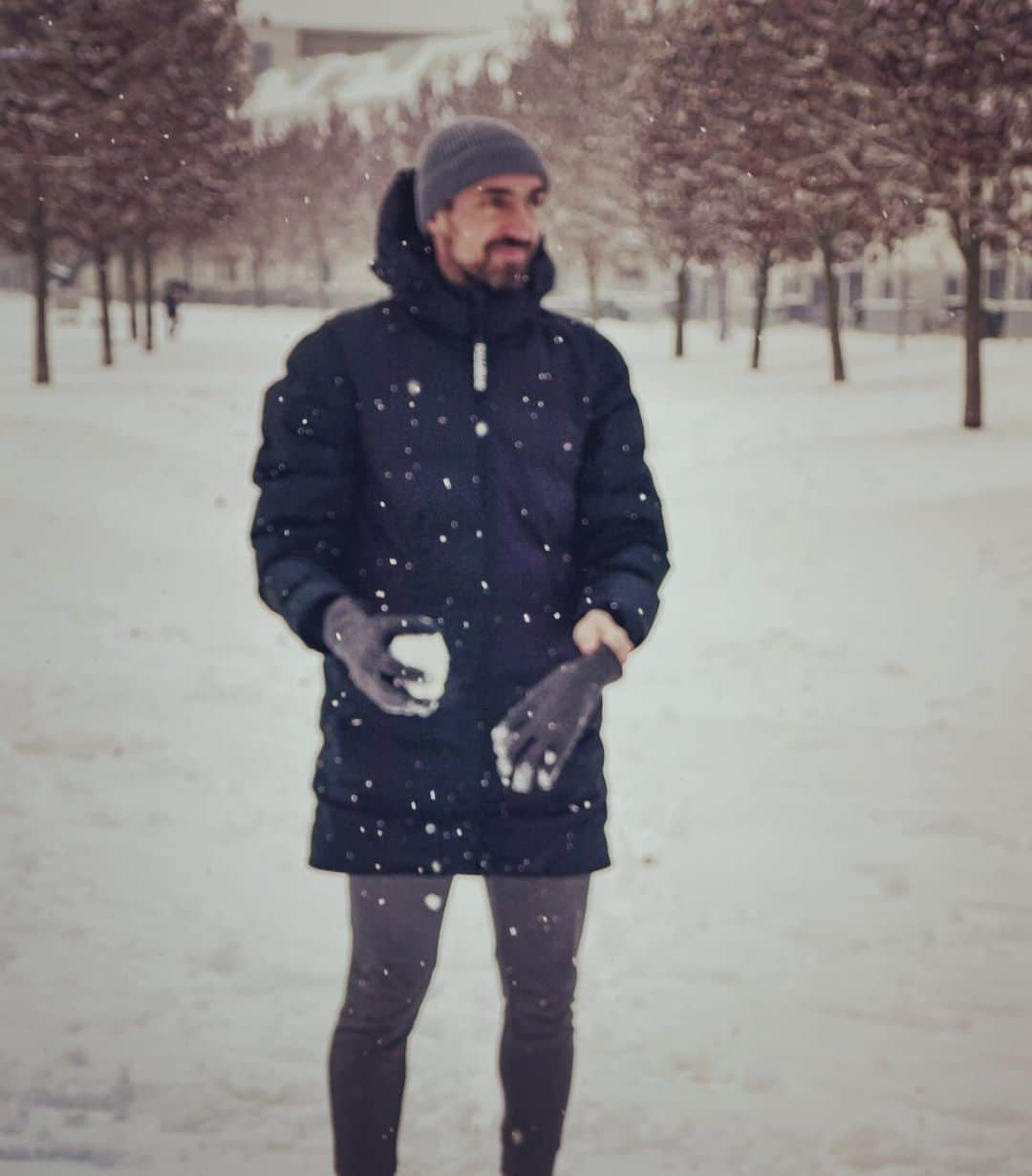 ロベルト・ヒルバートのインスタグラム：「Es gibt zwei Arten von Menschen. Die einen sagen: »Ich glaube es erst, wenn ich es sehe.« Die anderen sagen: »Um es zu sehen, muss ich es glauben.« 😉 #snow #friday #goodvibes #goodmorning #focus #nevergiveup #godisgood #goodvibes #neverstopexploring #motivation #baba #goodtimes 🙏🏻」