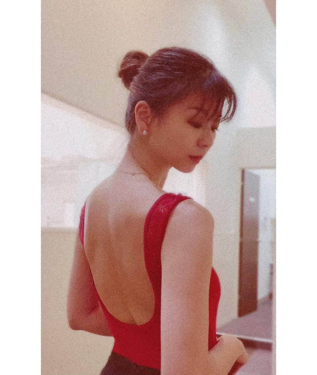 のインスタグラム：「最近、またトゥシューズを履いてレッスンをしています😊🩰✨  #ゆっくり丁寧に意識してるよ #くるみ割り人形の季節だね #ballet  #えれな」