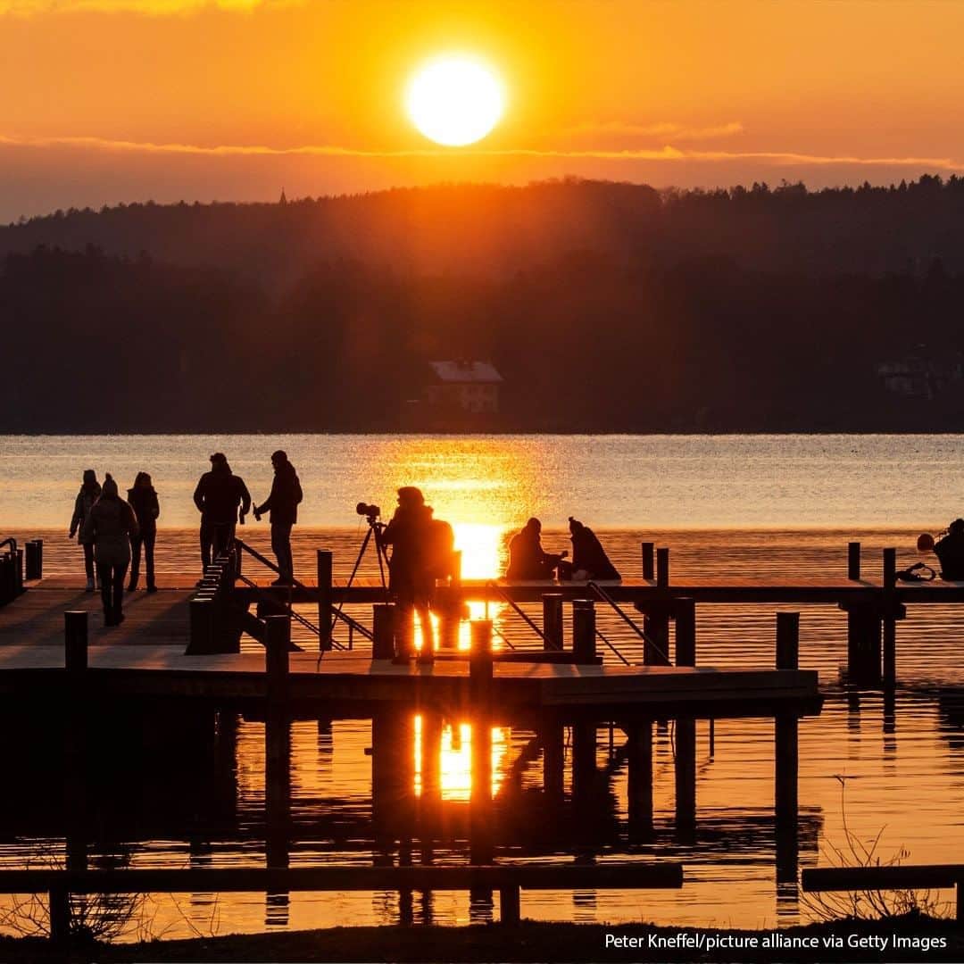 ABC Newsさんのインスタグラム写真 - (ABC NewsInstagram)「People enjoy the setting sun on a jetty at Lake Starnberg, Germany. #sunset #lakestarnberg #germany」12月4日 19時00分 - abcnews