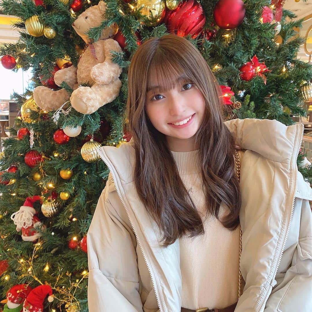 本島莉々果のインスタグラム：「﻿ ﻿ ﻿ ダウンデビュー☁﻿ 12月になって本格的に寒くなってきた🤧﻿ ﻿ ﻿ ﻿ #fift #フィフス #ダウン #ダウンコート #ダウンジャケット #12月 #クリスマスツリー」