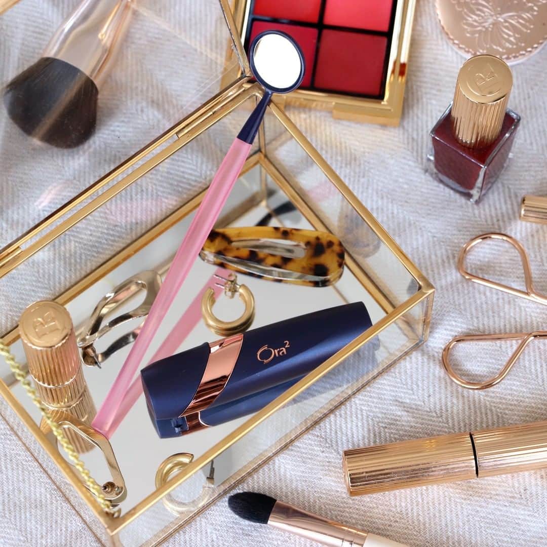 Ora2（オーラツー）のインスタグラム：「12月スタート🎄街がキラキラしてきたね✨ オーラツー プレミアム クレンジングフロス＆オーラツー プレミアム チェックミラーで楽しみなイベントに向けてくちもとのきれいをみがいてこ💕 　 #Ora2 #premium #オーラツー #オーラルビューティーケア #オーラツープレミアムチェックミラー #オーラツープレミアムクレンジングペースト #デンタルフロス #フロス #口内ケア #口臭ケア #オーラルケア #歯間美白 #美意識 #美容 #女子力 #女子力アップ #美容好き #コスメ #コスメ好き #置き画 #おきがくらぶ #写真 #フォトスタイリング #物撮り #もうすぐクリスマス」