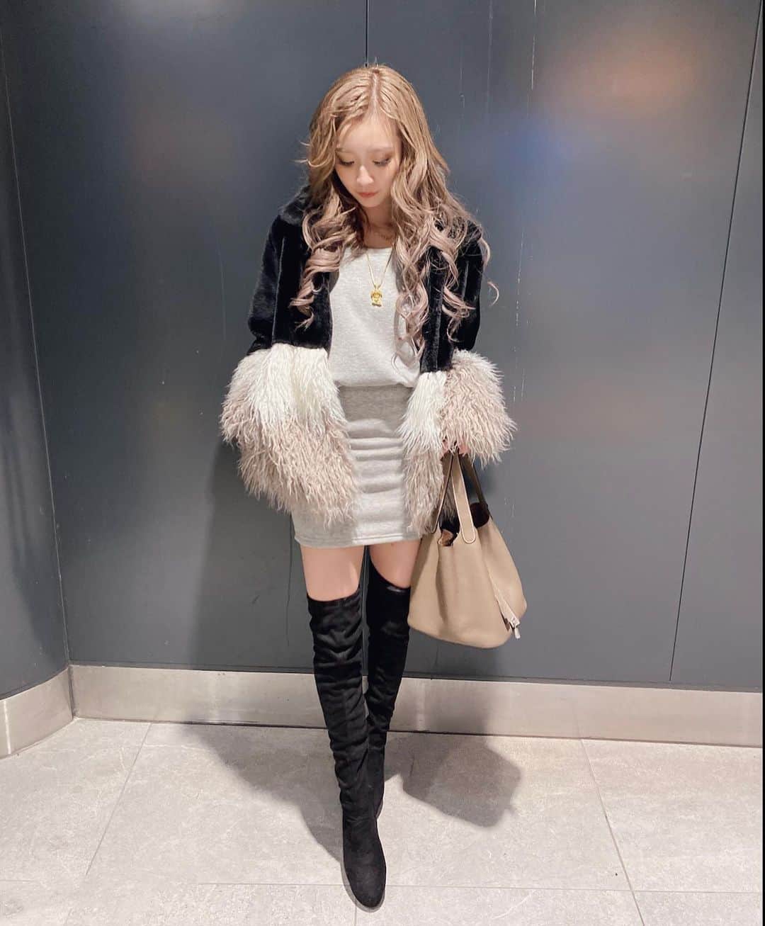 田村月光（ツッキー）のインスタグラム：「💋🤍💋🤍💋🤍💋🤍💋🤍 #ツキクローゼット ・ ・ ・ このアウター可愛すぎて一昨年くらいから手放せないヤツ🥺笑笑 ・ ・ 中は前回の投稿できてた、オフショルワンピだよ😈 ・ ・ 冬はニーハイしか勝たん🥺 月と言ったらニーハイてきな?🥺 ・ ・ 美容院後で髪の毛オイル塗ったからテカテカ🤣」