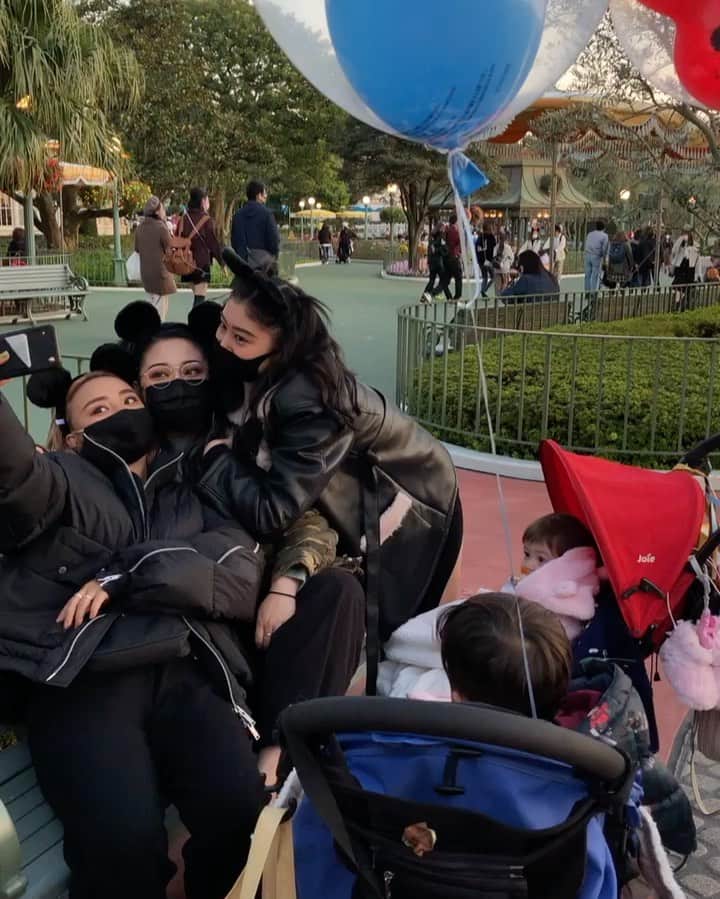 amiのインスタグラム：「. . . . 楽しかった家族ディズニーランド❤️ 三姉妹映えの裏側www . 子供が増えて大きくなって ディズニーランド 年々キツくなるわあ🥲🥲🥲笑 . キッズ達楽しかったみたいで おばはんは幸せです🥲❤️❤️❤️ . . .」