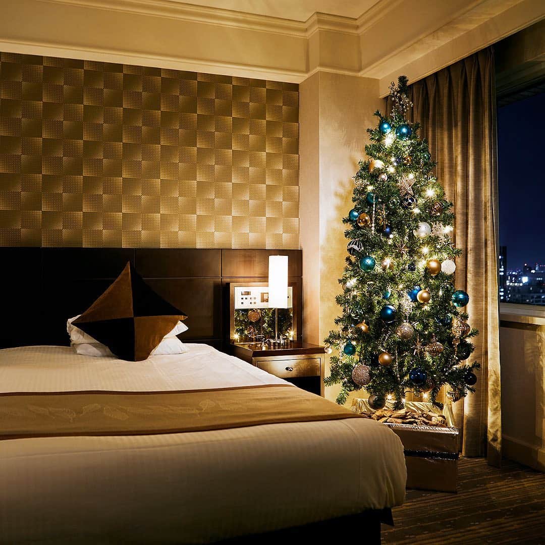 ロイヤルパークホテルさんのインスタグラム写真 - (ロイヤルパークホテルInstagram)「クリスマスの夜は、シャンパンとチョコレートとともにホテルのお部屋でゆったりと🥂﻿ 「モエ・エ・シャンドン」のハーフボトルと、キュートなチョコレートが付いたご宿泊プラン。東京タワーをご覧いただけるお部屋や、クリスマスツリーをご用意したお部屋もお選びいただけます。﻿ 東京の夕暮れや美しい夜景を眺めながら、シャンパンを片手に大切な方とゆったりとお寛ぎください♪﻿ ﻿ 宿泊期間:12月18日(金)～12月25日(金)﻿ ﻿ --------------------------------------------------------﻿ クリスマスプランを投稿して、素敵な賞品を当てよう！﻿ 詳細はアカウントトップページのURLをチェック。﻿ 「@royalparkhotel.tokyo」「#christmas2020」﻿ --------------------------------------------------------﻿ ﻿ ﻿ #ロイヤルパークホテル #ロイヤルパーク #ロイヤルパークホテル水天宮 #ロイパ東京 #水天宮 #人形町 #日本橋 #粋な街の意気なおもてなし #オトナ女子 #ホテル好き #ホテル好きな人と繋がりたい #東京ホテル #ホテル巡り #おこもりステイ #クリスマスツリー #クリスマスルーム #クリスマス仕様 #クリスマス限定 #クリスマスデート #記念日デート #夜景好き﻿ #royalparkhotel #royalpark #royalparkhoteljp #royalparkhoteltokyo #ChicTokyoStay #nihonbashi #thepreferredlife #ipreferrewards」12月4日 19時13分 - royalparkhotel.tokyo