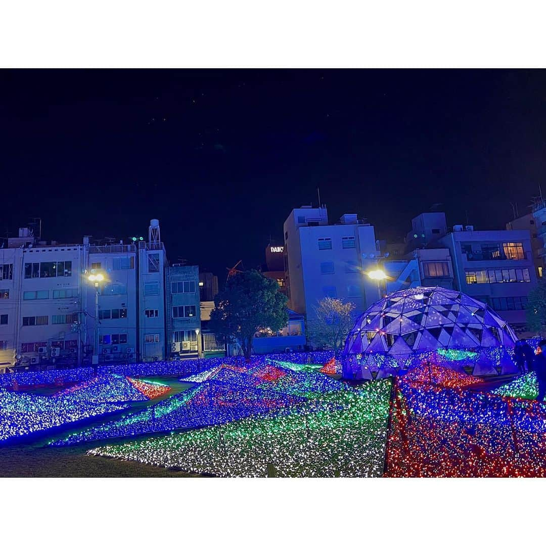 森万由子さんのインスタグラム写真 - (森万由子Instagram)「今日から 天文館ミリオネーション が始まりました🎄  先日ニューズナウでもお伝えしましたように  今日から来年 1月17日(日)まで 天文館ミリオネーション2021 が開催されています。  天文館やその周辺エリアで輝く約100万球のイルミネーション。  期間中は午後6時〜10時まで楽しむことができます。  私はイルミネーションを見たことでようやく冬を実感しました。綺麗でした✨  みなさまも冬の散歩や気分転換にいかがでしょうか🚶‍♂️」12月4日 19時06分 - mayukomori0411