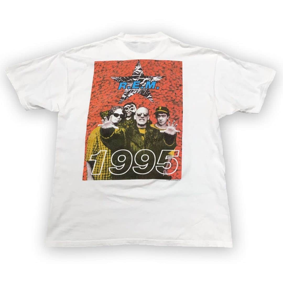 ジャムルさんのインスタグラム写真 - (ジャムルInstagram)「'95 R.E.M. ¥17000+tax .  2007年にロックの殿堂入りを果たしたバンド、R.E.M. 様々なアーティストからリスペクトを受けるアメリカのオルタナを代表するバンドの1つです。  1994年にリリースされたアルバム「 MONSTER 」 こちらはその翌年、95年に行われたツアーTシャツになります。  前後共にフォトを使用したグラフィック。 フロントは敢えて逆さまにプリントするなどデザインも効いてます！ 色使いも良く、これ1枚でカッコ良いスタイリングになりそう。 .  WEB SHOPに入荷しております。 是非ご覧ください。 jammru.com  #お問い合わせはお電話で承ります #jammru#jammru_tee#vintagetshirt #vintagetee#bandtee#rem #osaka  #fashion  #streetstyle  #streetfashion  #vtg  #vintage  #used  #usedclothing  #古着 #古着屋 #ファッション #70s #80s #90s #ご来店の際はマスクの着用をお願い致します」12月4日 19時08分 - jammru