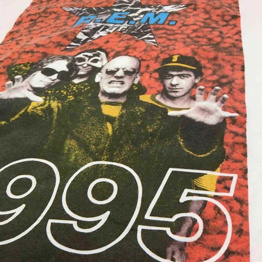 ジャムルさんのインスタグラム写真 - (ジャムルInstagram)「'95 R.E.M. ¥17000+tax .  2007年にロックの殿堂入りを果たしたバンド、R.E.M. 様々なアーティストからリスペクトを受けるアメリカのオルタナを代表するバンドの1つです。  1994年にリリースされたアルバム「 MONSTER 」 こちらはその翌年、95年に行われたツアーTシャツになります。  前後共にフォトを使用したグラフィック。 フロントは敢えて逆さまにプリントするなどデザインも効いてます！ 色使いも良く、これ1枚でカッコ良いスタイリングになりそう。 .  WEB SHOPに入荷しております。 是非ご覧ください。 jammru.com  #お問い合わせはお電話で承ります #jammru#jammru_tee#vintagetshirt #vintagetee#bandtee#rem #osaka  #fashion  #streetstyle  #streetfashion  #vtg  #vintage  #used  #usedclothing  #古着 #古着屋 #ファッション #70s #80s #90s #ご来店の際はマスクの着用をお願い致します」12月4日 19時08分 - jammru
