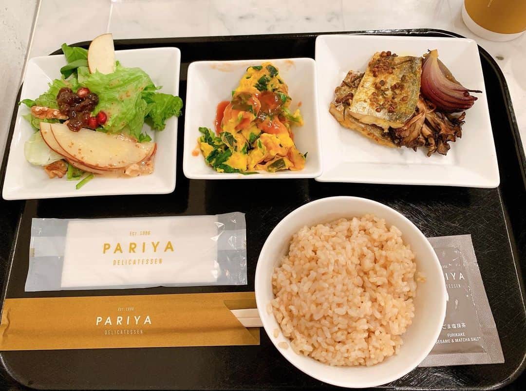 小池ジョアンナのインスタグラム：「久々に #PARIYA 💕  大学生の頃、とってもよく通っていたお店🍽相変わらずランチタイムは並んでる😳  今日は遅めランチだったので空いてる時間帯に入れました✨  PARIYAの玄米が本当に美味しくて、 デリも沢山種類があるので ずーっと飽きずに通える😋  スープとドリンクバーも嬉しい〜🌸  #pariya青山 #玄米ランチ #玄米 #lowcarb #lowcarbmeal #表参道ランチ #omotesando #玄米ごはん」