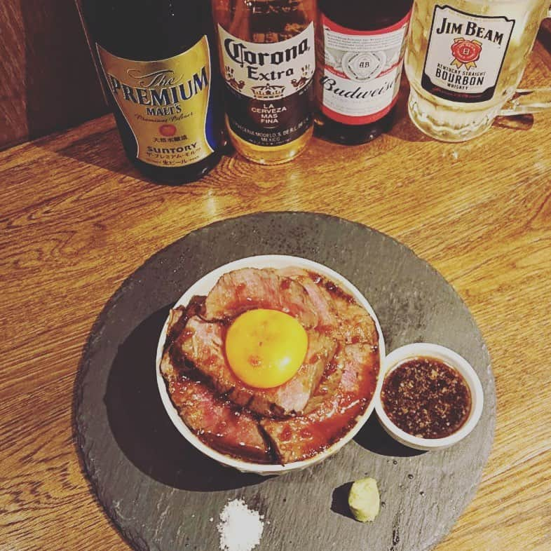 PIT TAVERN 栄店（公式）のインスタグラム：「. こんばんは☺️PITTAVERN栄店です☺️  本日も、新メニューである「厚切り牛ステーキ丼」を紹介させていただきます🍚🥩  厚切りで切り分けたお肉はとってもジューシーでここだけの肉厚感が味わえます！自家製のタレと卵黄を絡めた時の味は絶品！ぜひご賞味あれ！  お値段は1,180(税抜き)です🤗  メニューにはまだ載っておりませんが、ご注文いただければ提供いたします！ お気軽にスタッフまでお声かけください💁‍♀️💁‍♂️  PITTAVERN栄店 あかり  本日も感染症対策万全で営業しております！ 皆さまのご来店お待ちしております🤗  ✨✨✨✨✨系列店のご案内✨✨✨✨✨ . 【サーモンしか勝たん】 サーモンパンチ名駅店 @salmon_punch.meieki . サーモンパンチ栄店 @salmon_punch.sakae 全てのサーモン好きに捧げる！ 至極のサーモン専門店🐟. . 【韓国料理とチーズのお店】 まほろバル @mahorobaru 韓国、新大久保の“今”が味わえます👨‍🍳 .  #栄#栄グルメ#栄ディナー#栄ランチ#栄カフェ#名駅#名駅グルメ#名駅ディナー#名駅ランチ#名駅カフェ#名古屋グルメ#名古屋ディナー#名古屋カフェ#大須グルメ#肉スタグラム#Nagoyastyle#名古屋情報通#あいなご#ナゴレコ#petrel_jp#retrip_nagoya#aumoグルメ#uwasalabo#identity_nagoya#nagoyajin#nagoyafood#ルトロン#ナゴタベ#名古屋めし#インスタグルメアワード2020」