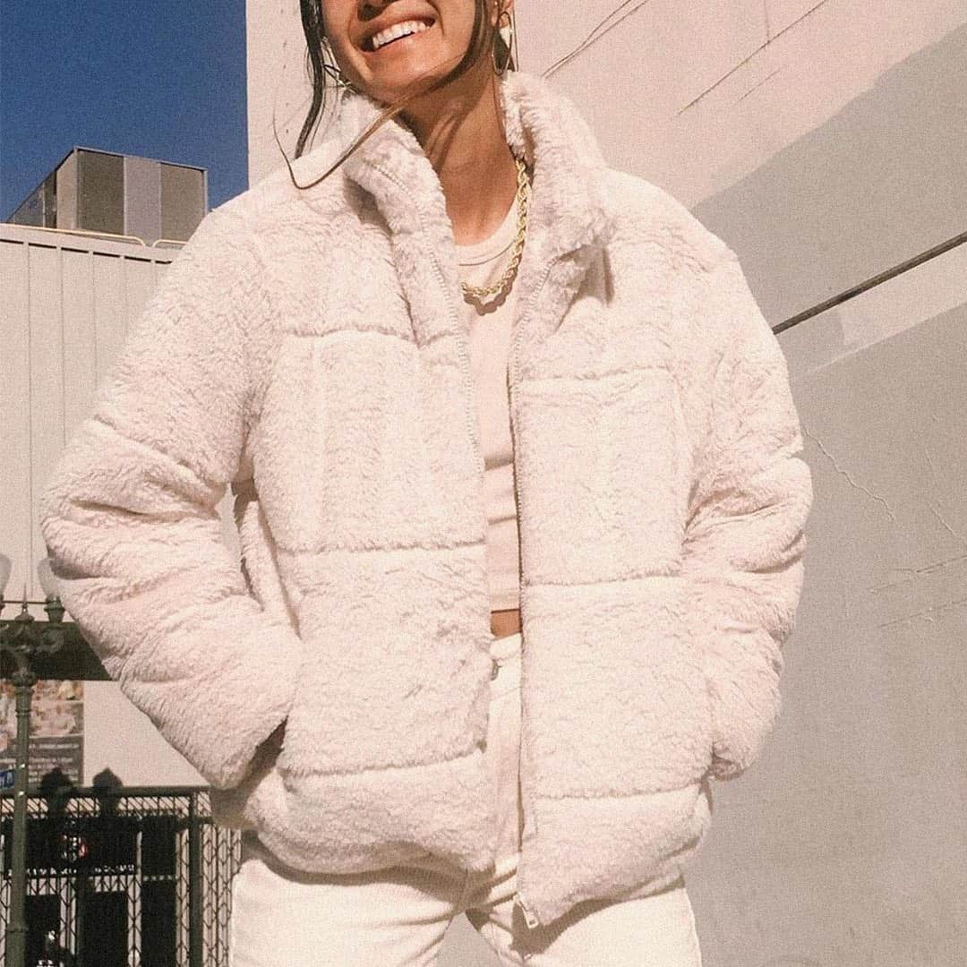 KENDALL + KYLIEのインスタグラム：「Friday feels c/o @itscinnndy 🤍 She’s in our Cozy Faux Fur Puffer available @pacsun - grab yours through the link in our bio #kendallandkylie」
