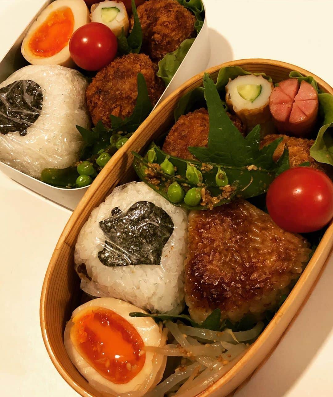 のインスタグラム：「昨日のお弁当( ^ω^ )  冷凍ストックよりコロッケ！！  あとはスナップエンドウの胡麻和え、トマト、ウィンナー、竹輪きゅうり、味玉、もやしナムル、おにぎりです(o^^o)  今週は土曜日も学校だ〜！  そして今日はめっちゃ寒いらしいので、暖かくして行きましょうね(≧∀≦)  #甘糟ご飯#ご飯#昼ごはん#ランチ#ランチボックス#弁当#曲げわっぱ#わっぱ弁当 #おにぎり#bento#lunch#lunchbox#onigiri#riceball」