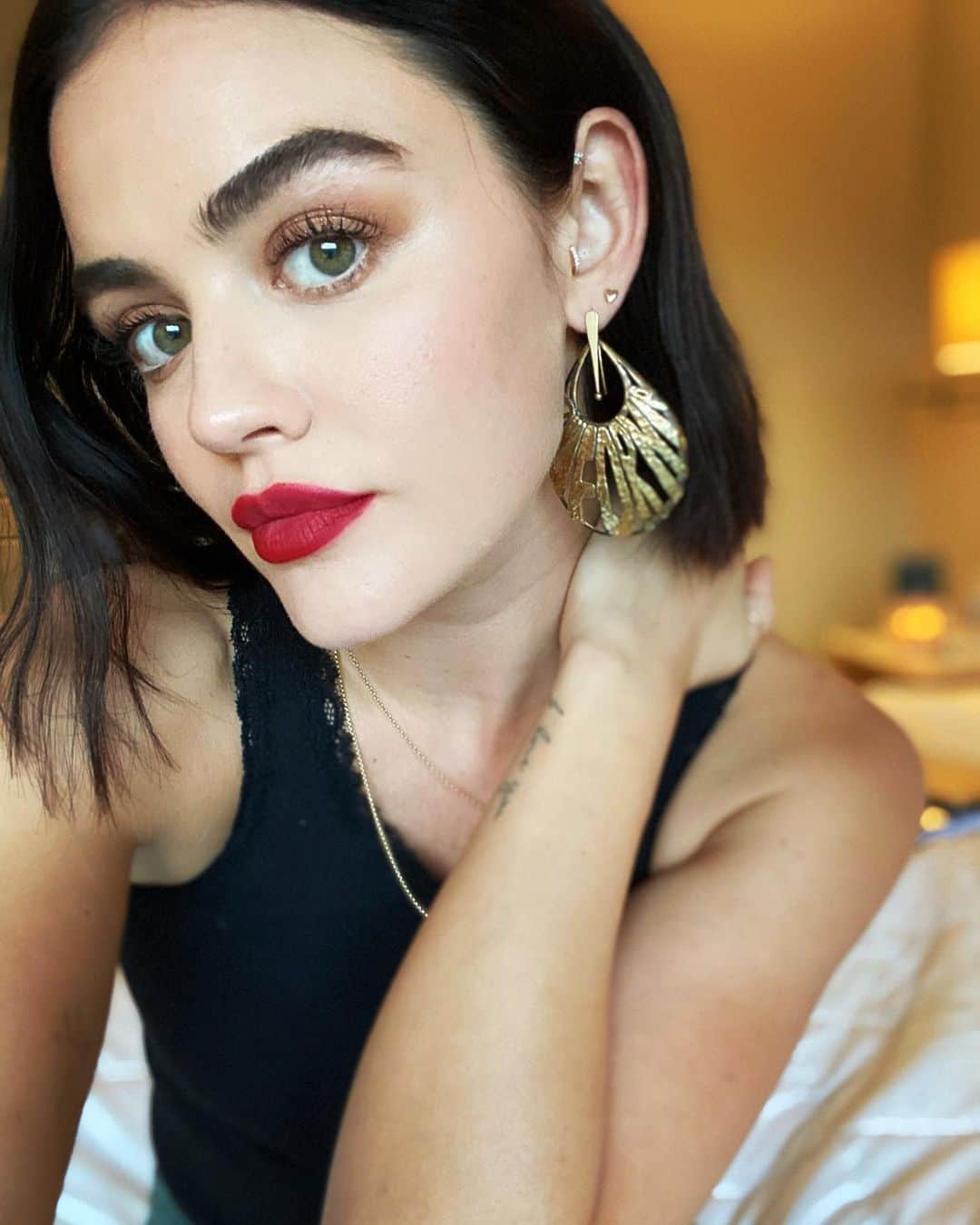 ルーシー・ヘイルのインスタグラム：「giving u full Christmas face 🎄👁👄👁」