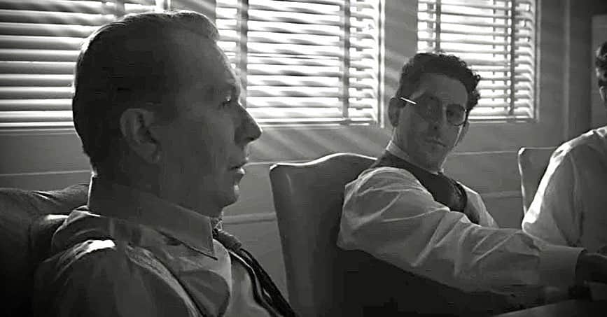 アダム・シャピロのインスタグラム：「Find yourself someone who looks at you the way Kaufman looks at #Mank.」
